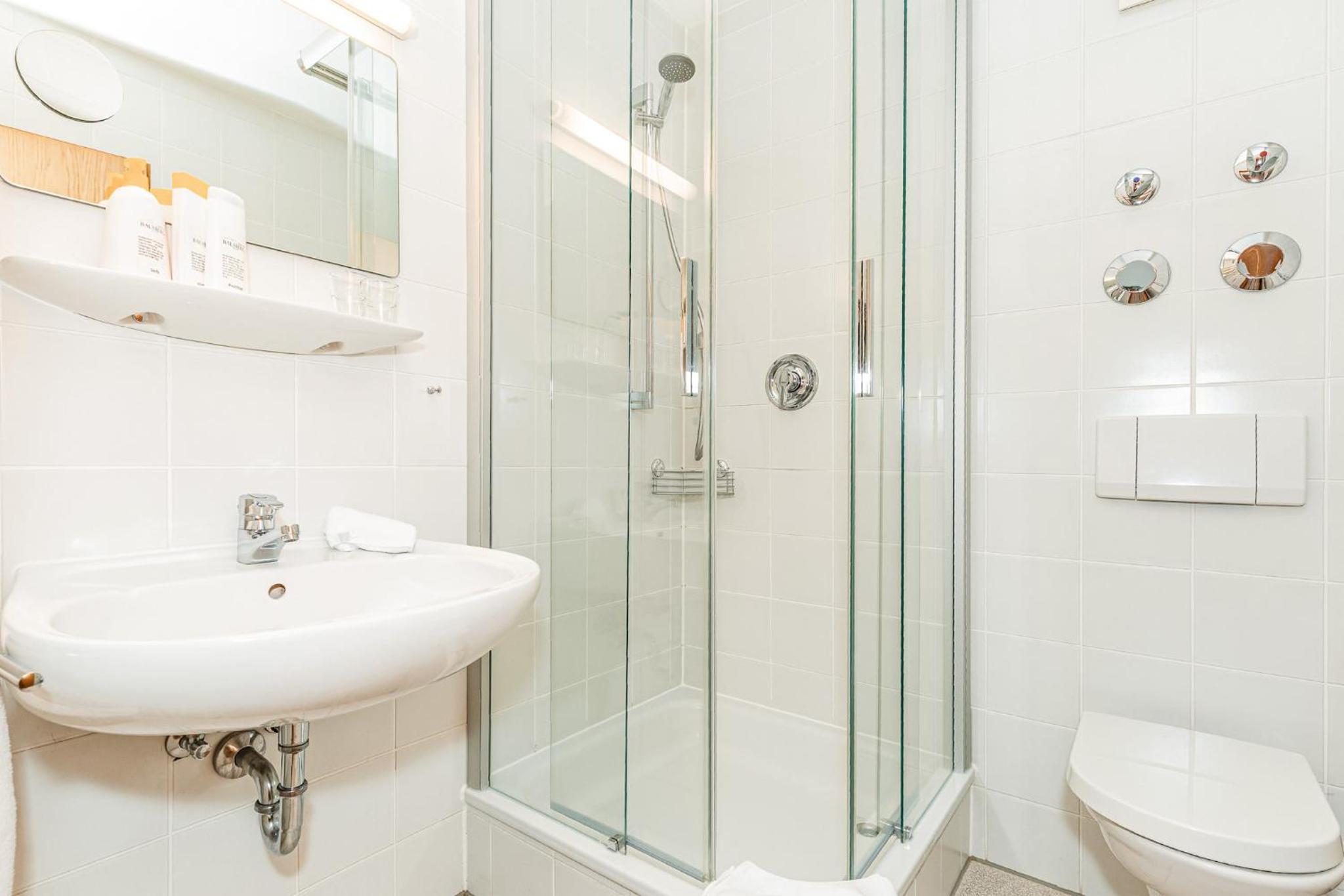 Apartment with Shower photo 2