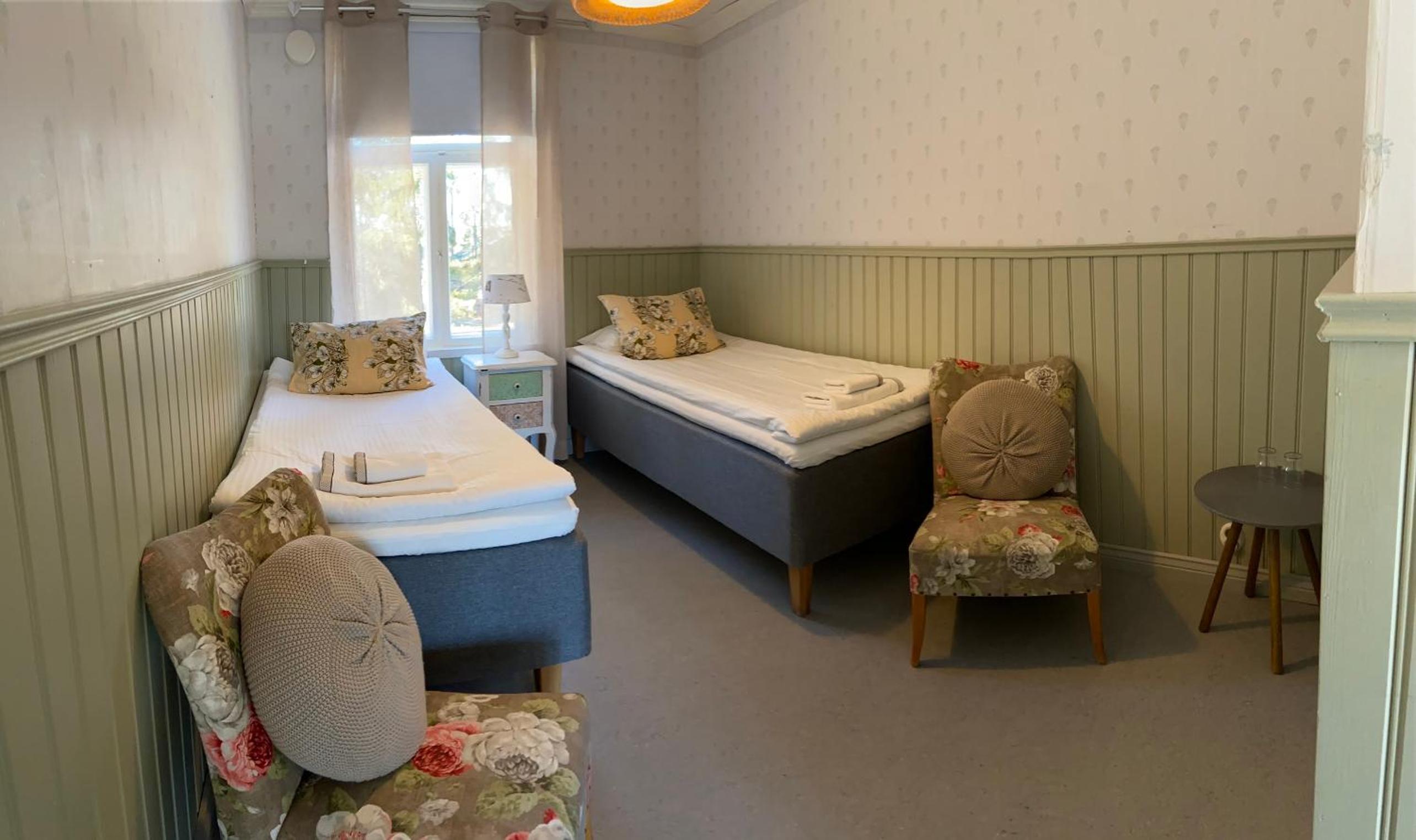 Twin Room with Private Bathroom - Photo 2