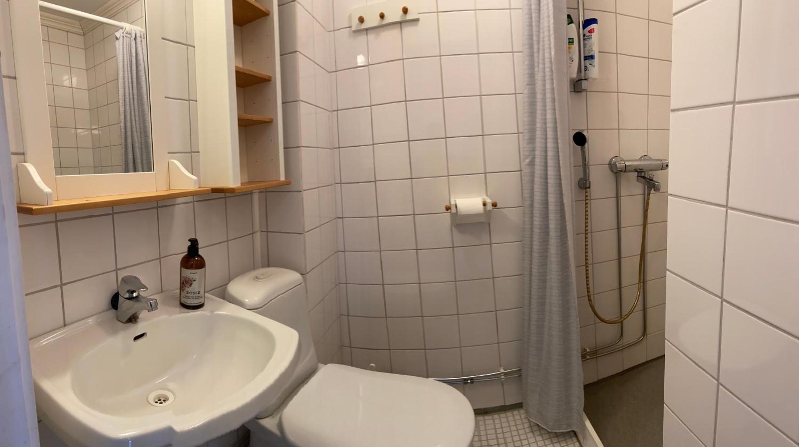 Twin Room with Private Bathroom - Photo 5
