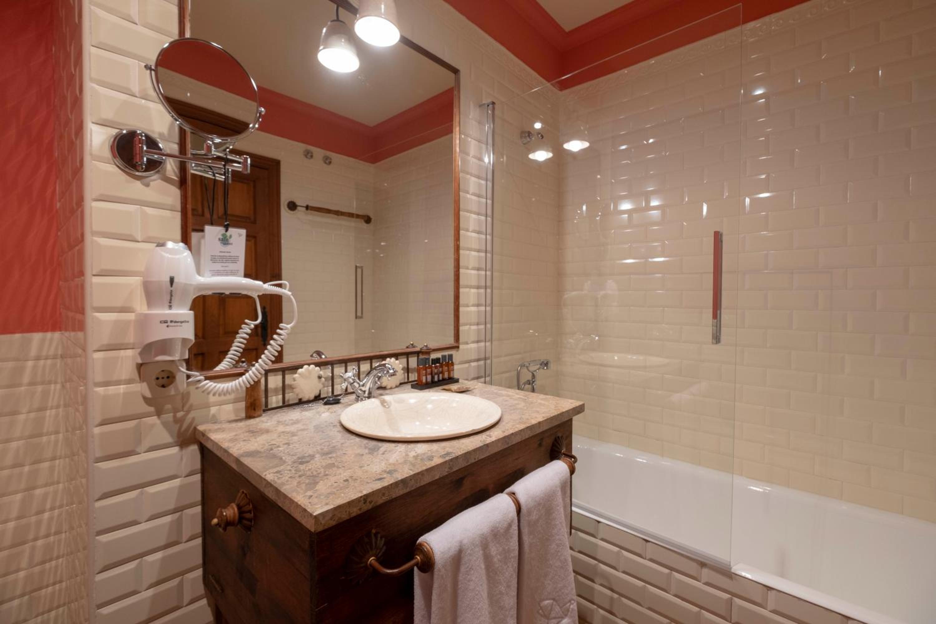 Superior Double or Twin Room - Photo 6