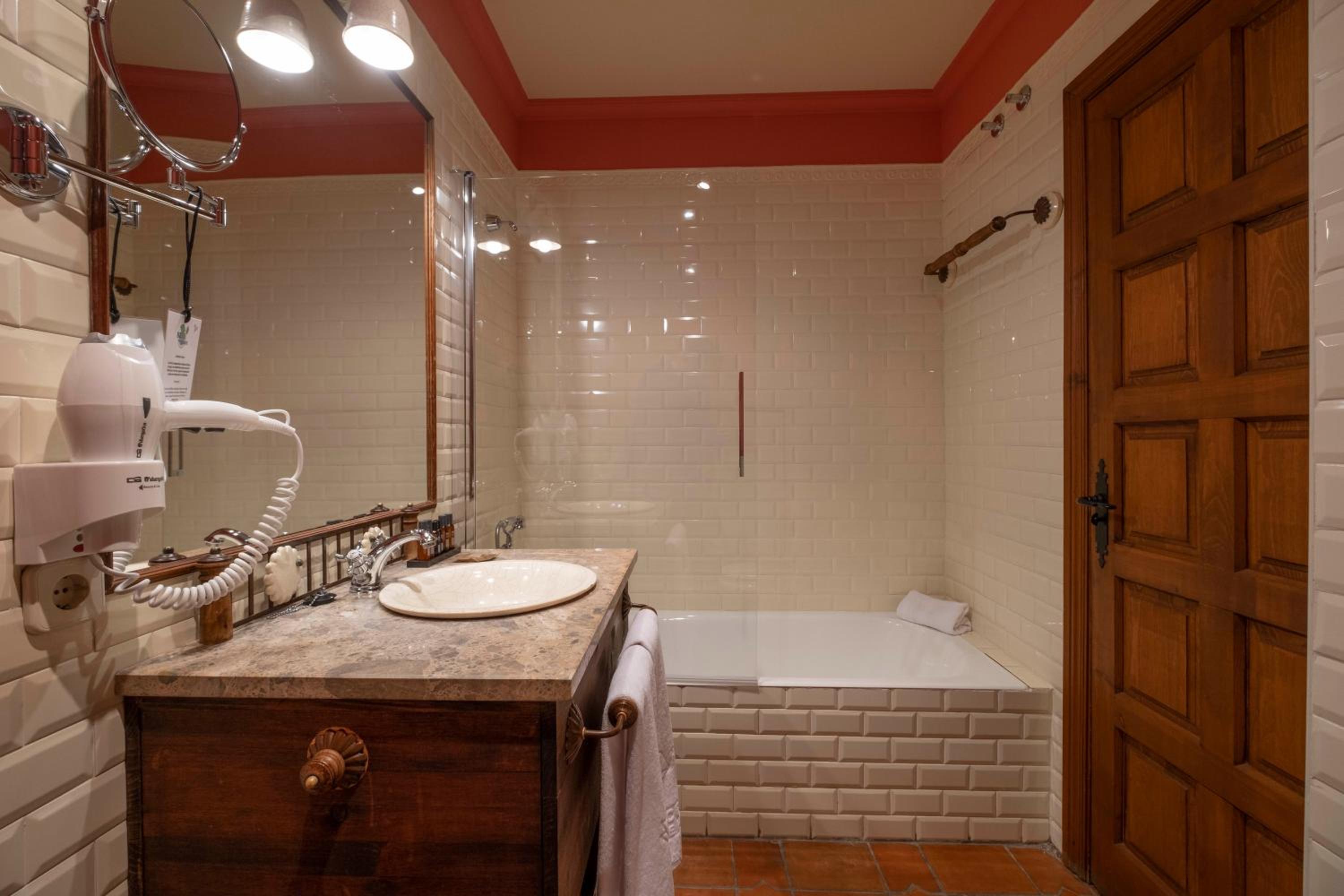 Superior Double or Twin Room - Photo 5