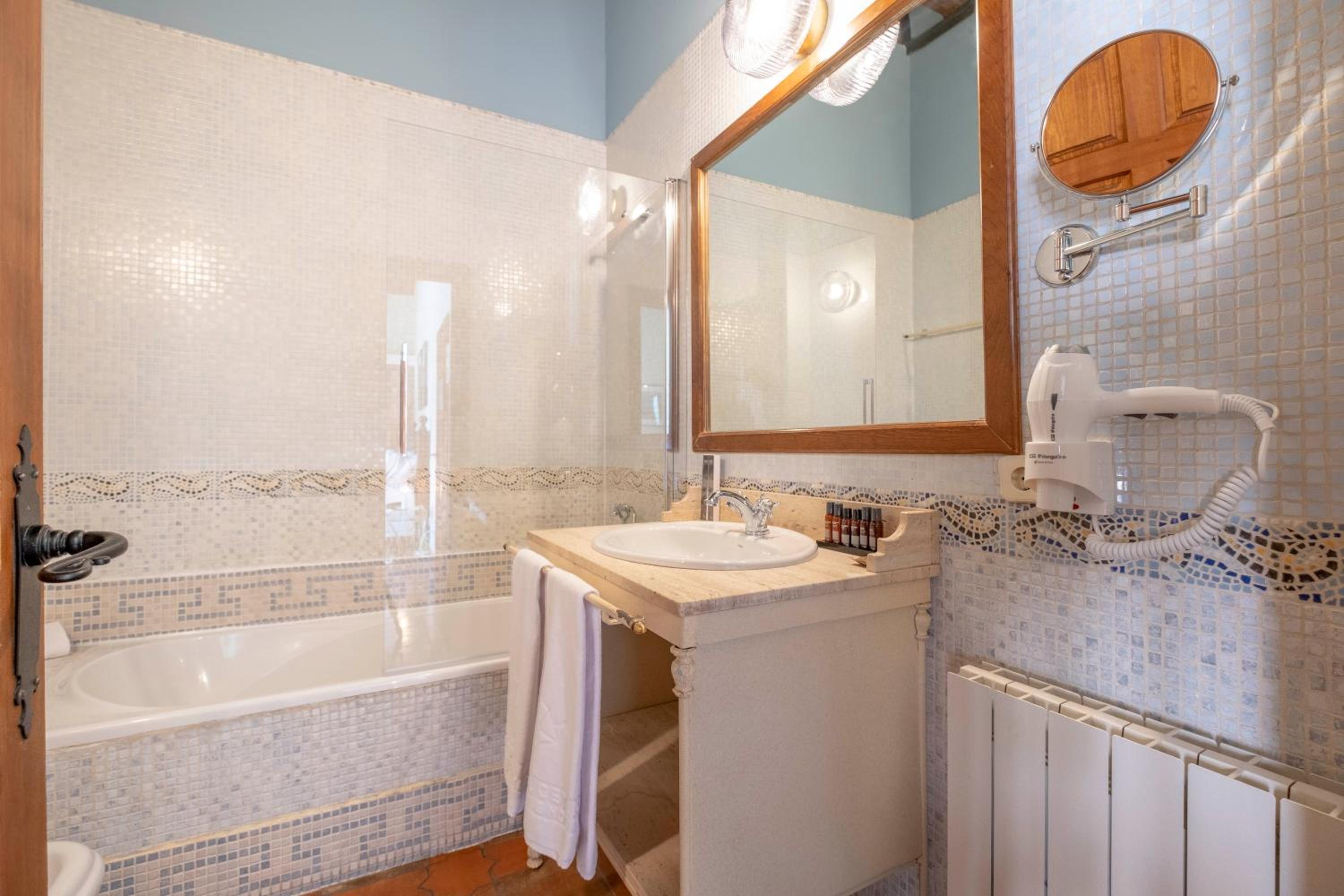Deluxe Double or Twin Room - Photo 7