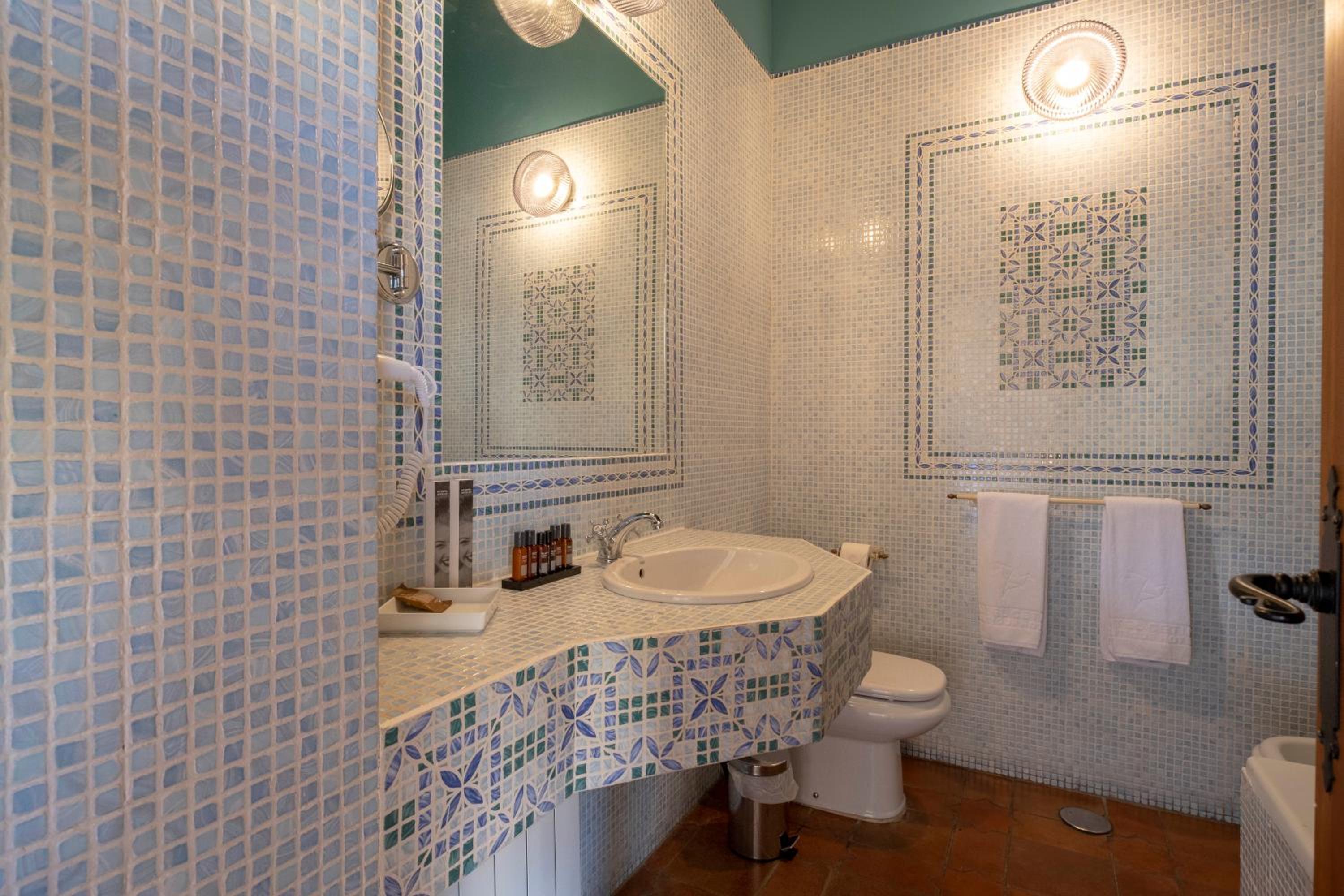 Deluxe Double or Twin Room - Photo 8