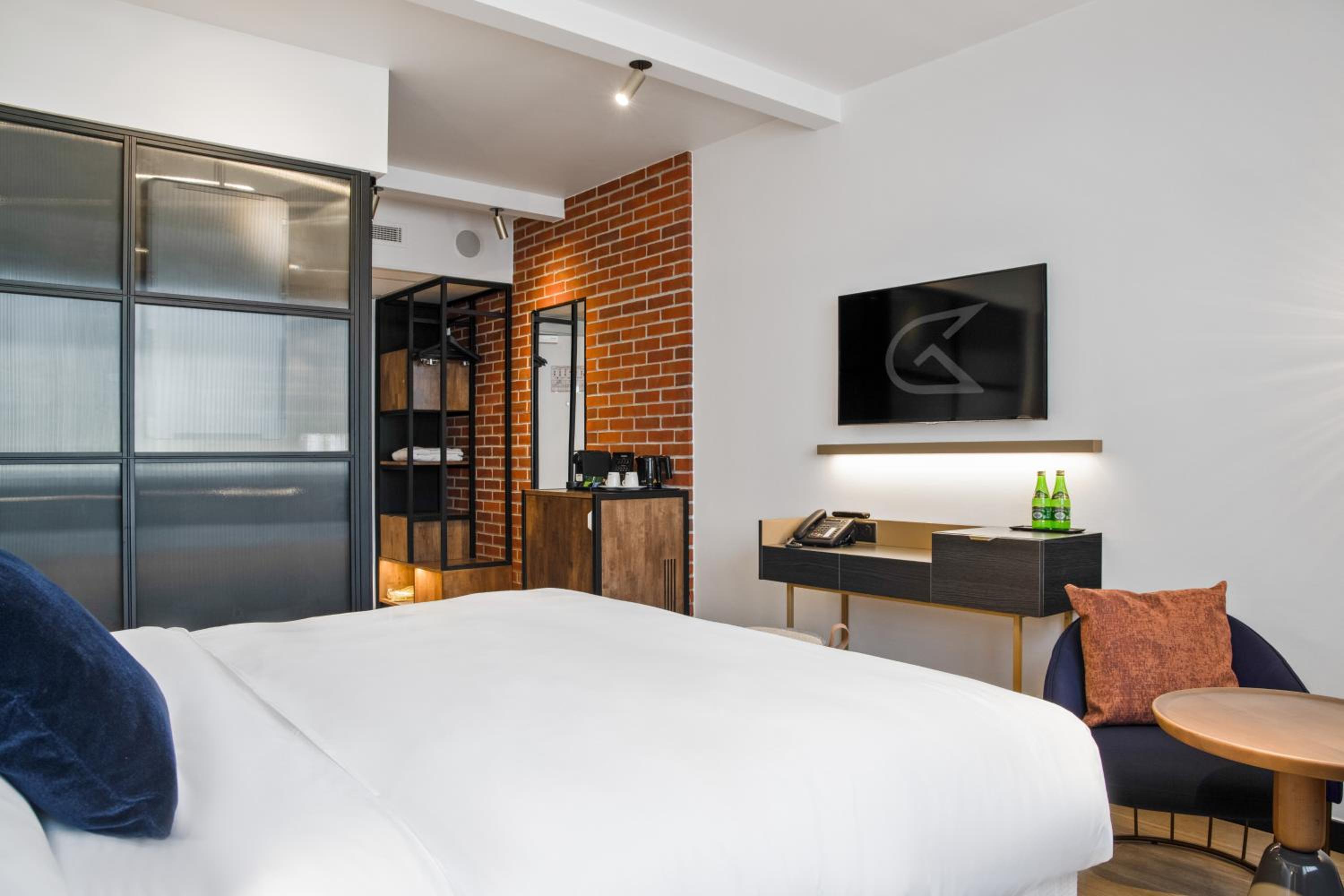 Superior Room with 1 Queen Bed - Photo 13
