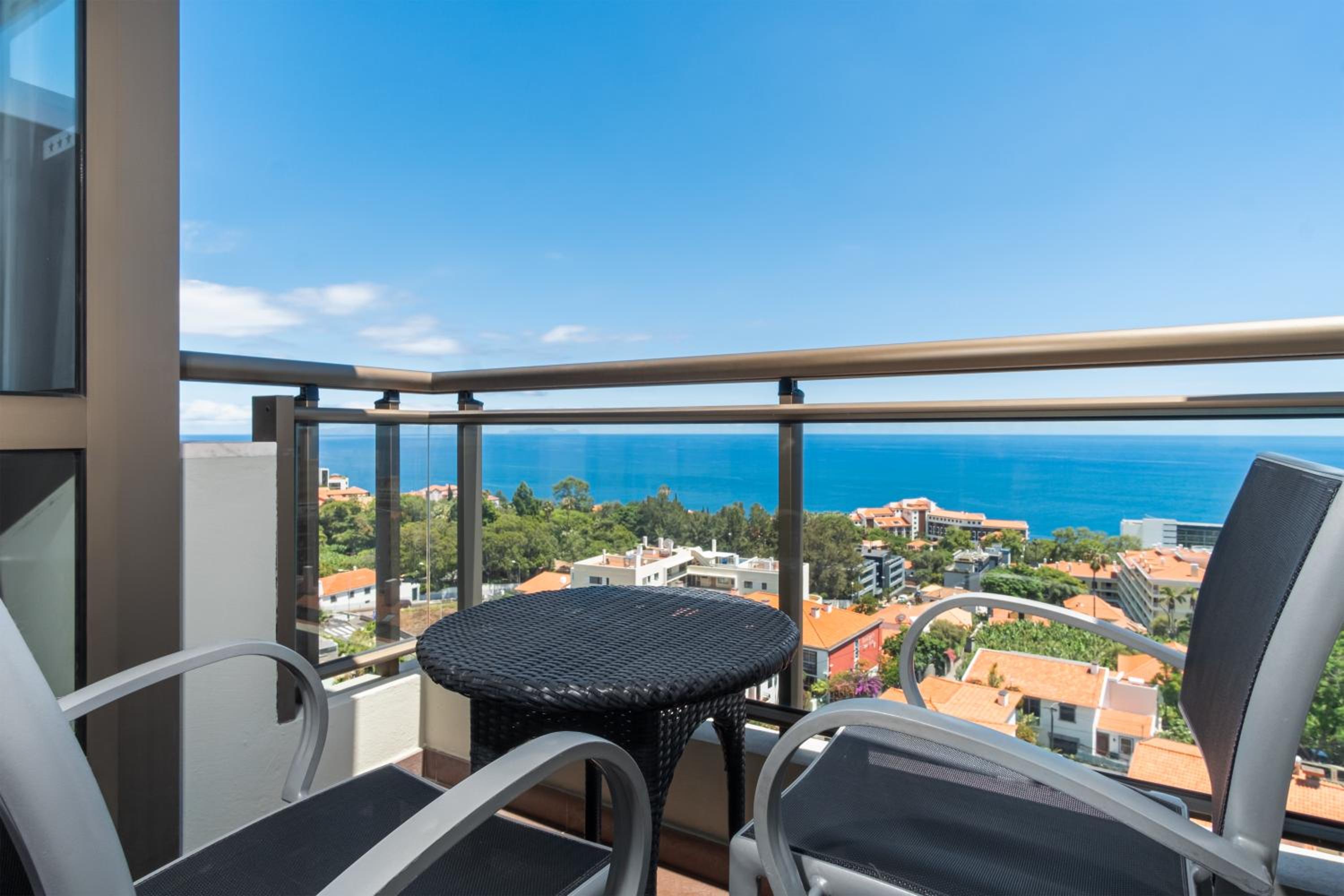 Double Room with Sea View - Photo 3