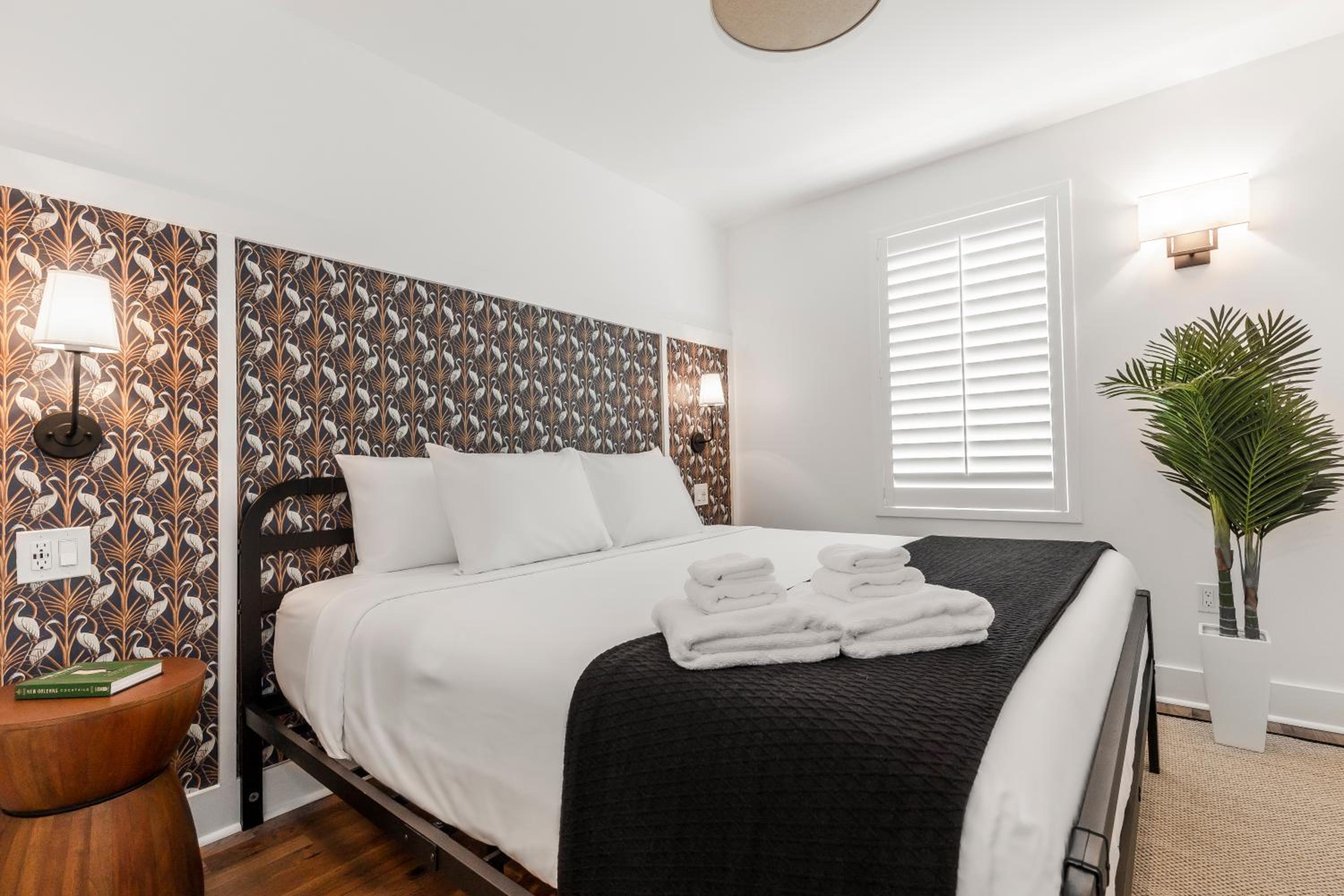 Deluxe King Room - Photo 11