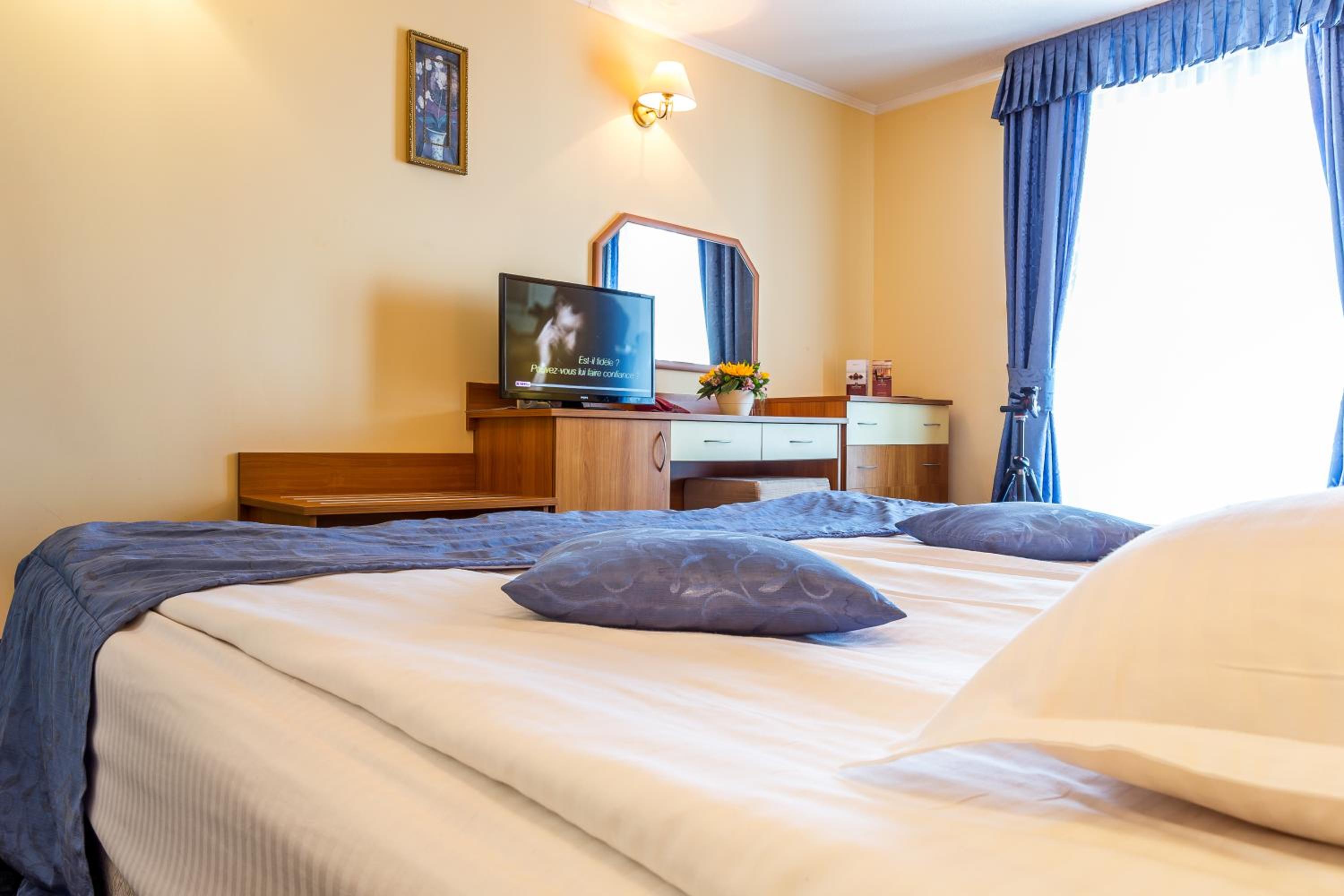 Double or Twin Room with Side Sea View - Photo 3