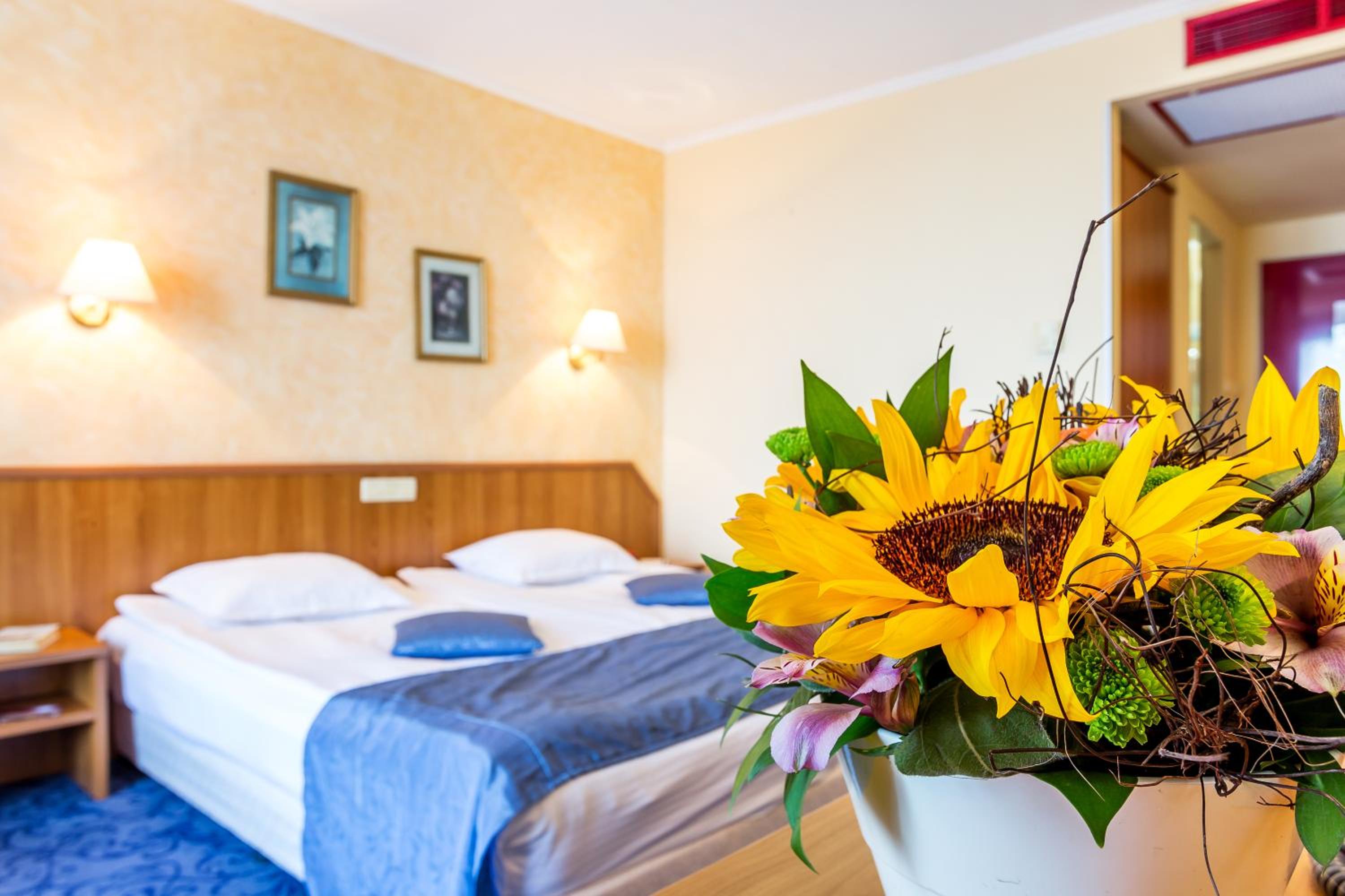 Double or Twin Room with Side Sea View - Photo 4