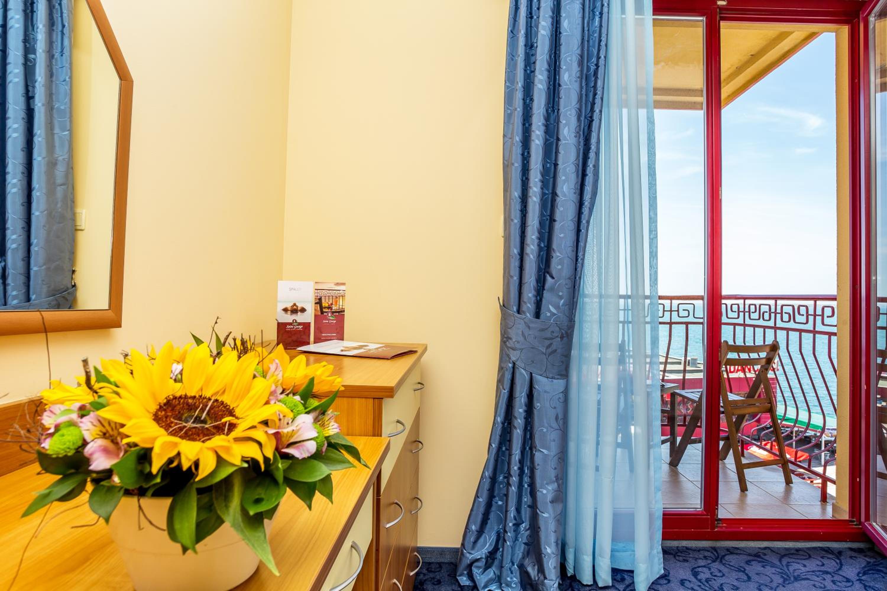 Double or Twin Room with Side Sea View - Photo 2
