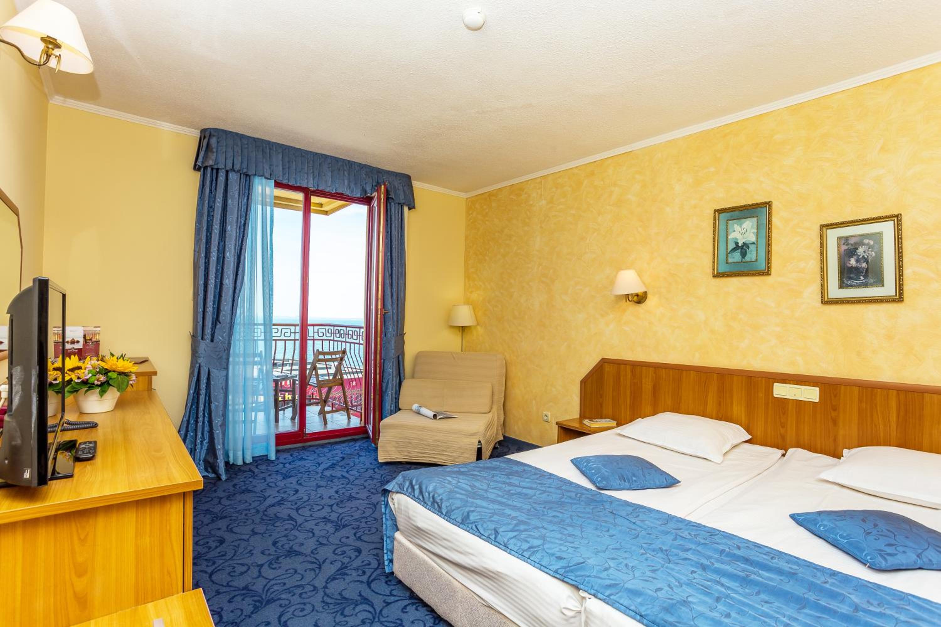 Double or Twin Room with Side Sea View - Photo 1