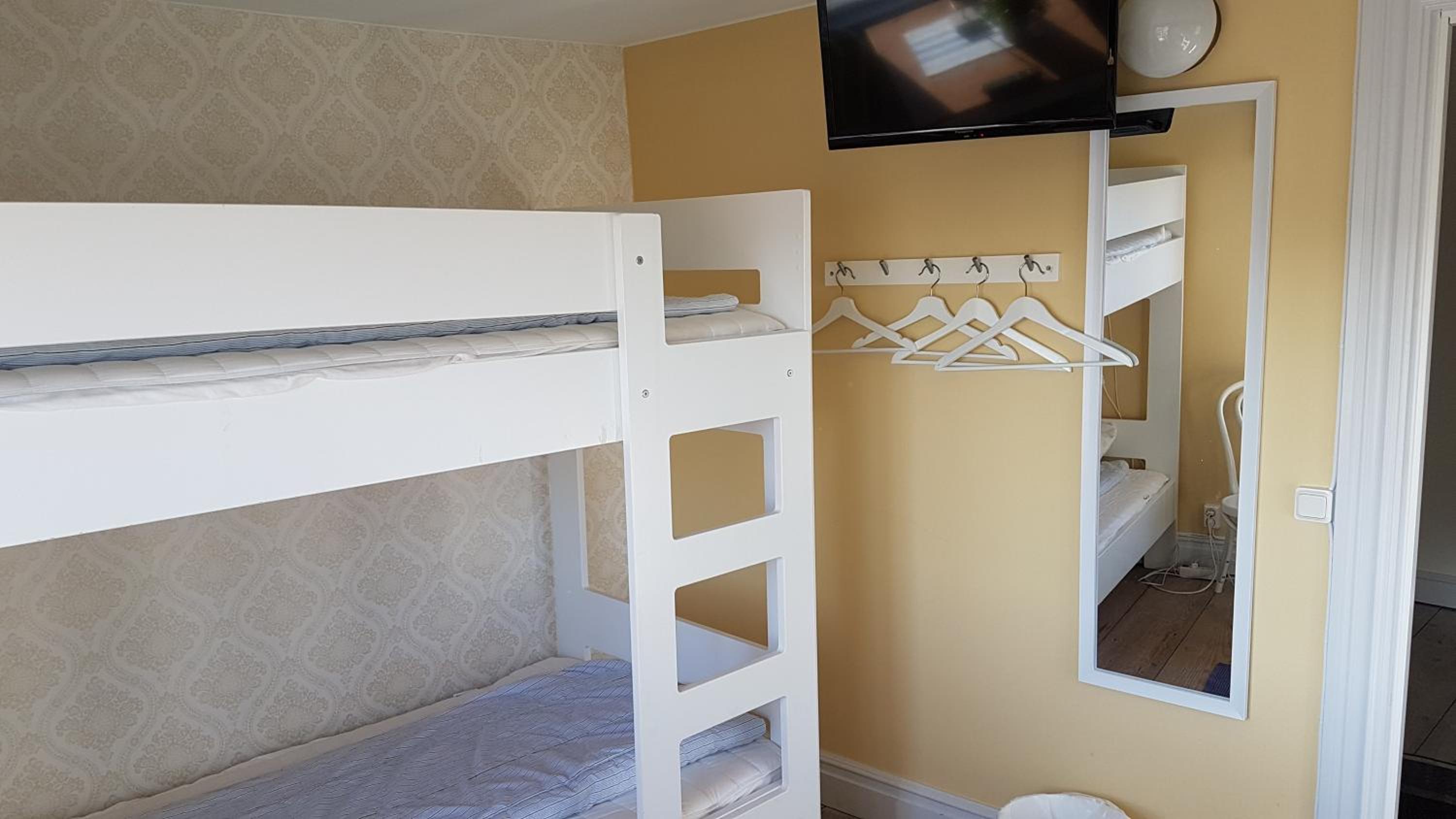 Quadruple Room with Shared Bathroom photo 1