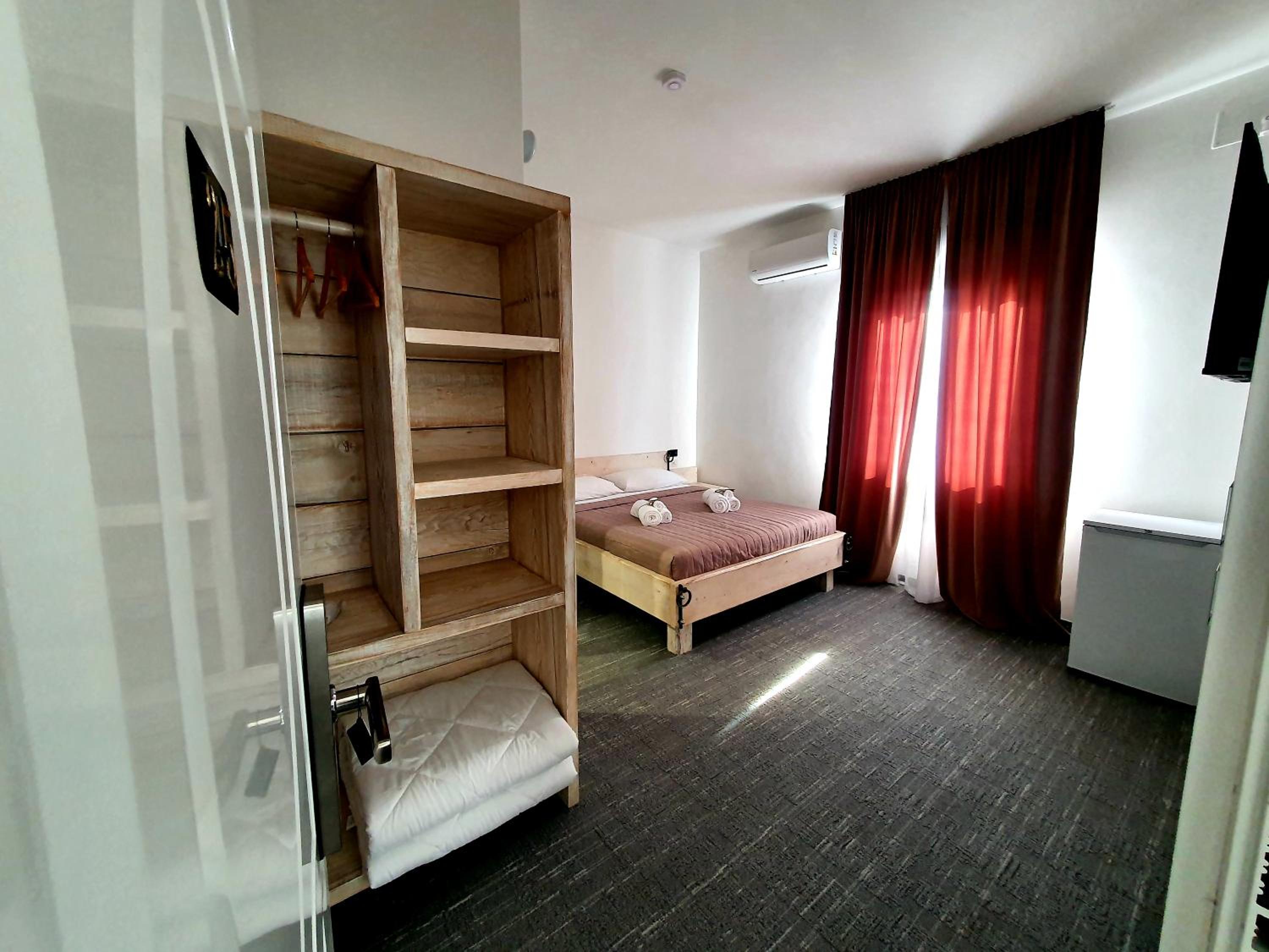 Double Room with Private Bathroom - Photo 10