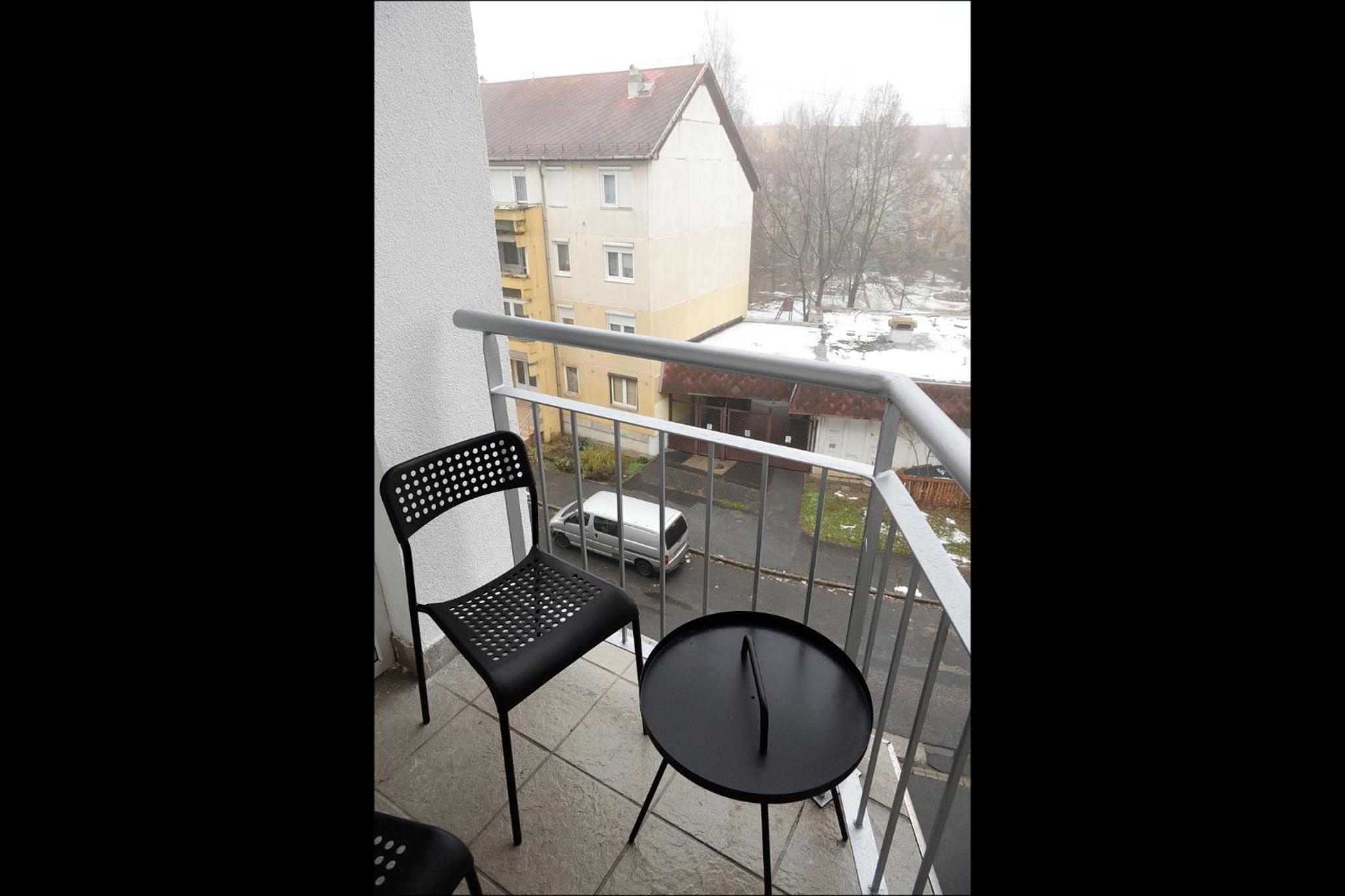 One-Bedroom Apartment - Photo 2