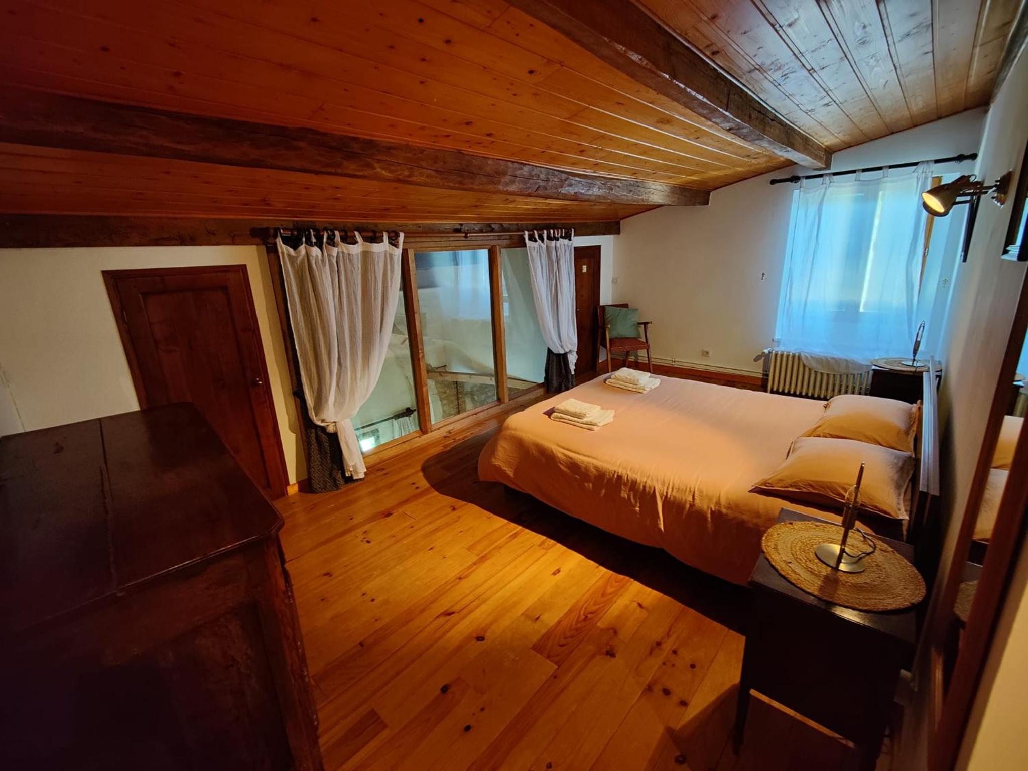 Five-Bedroom House photo 1