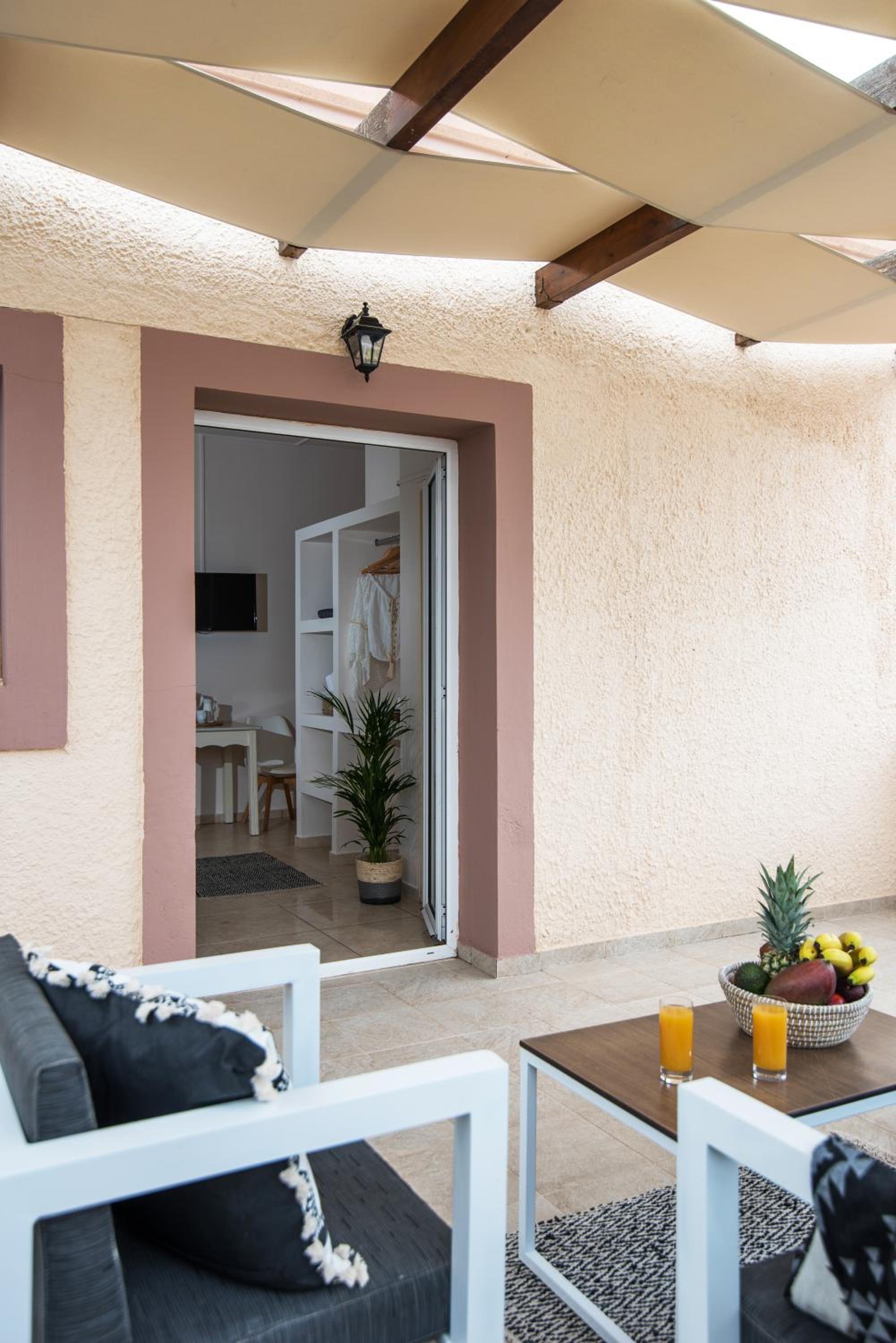 Superior Double Studio with Pool View photo 2