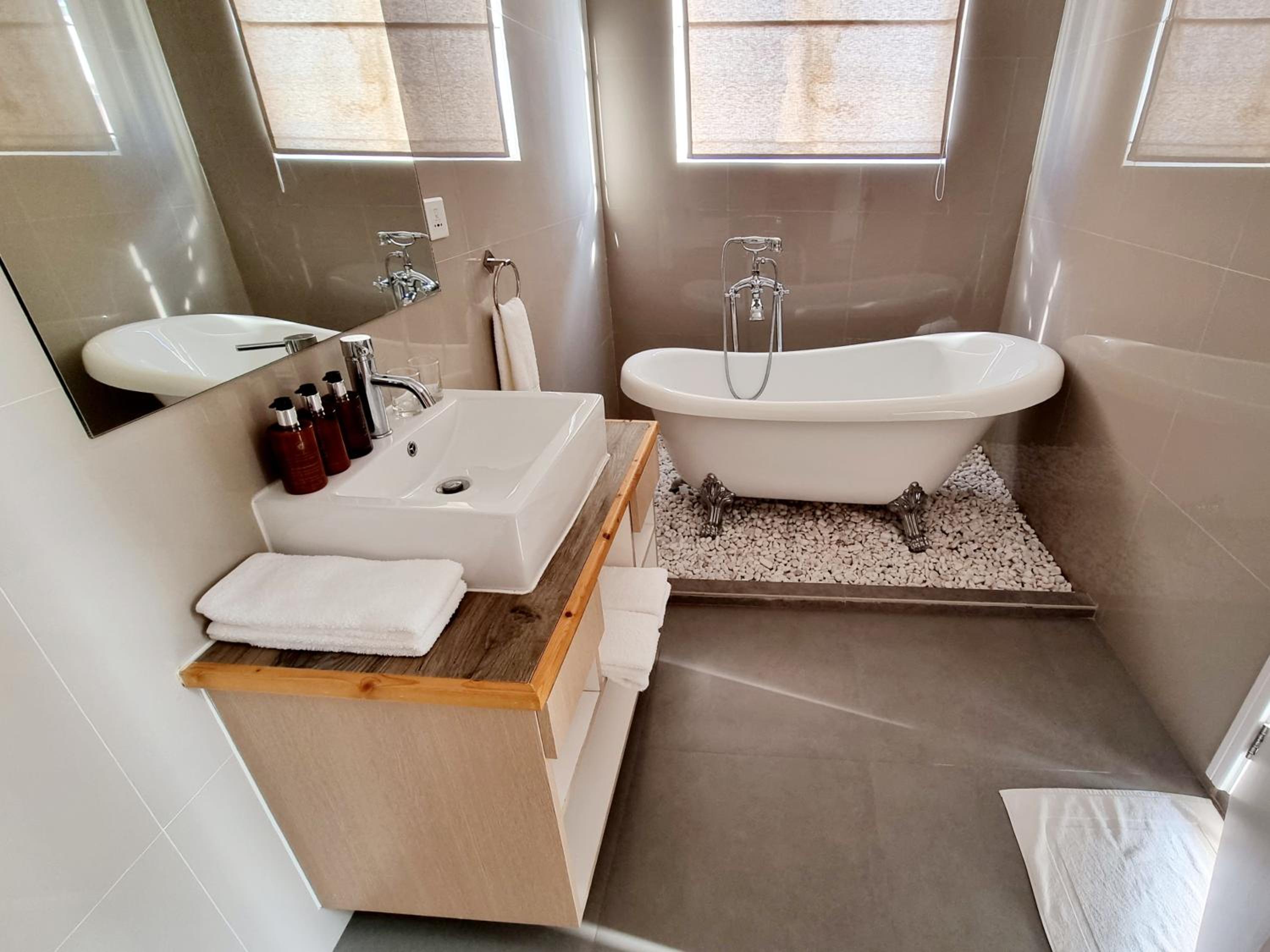 Suite with Bath Tub, Balcony and Sea View - Photo 4
