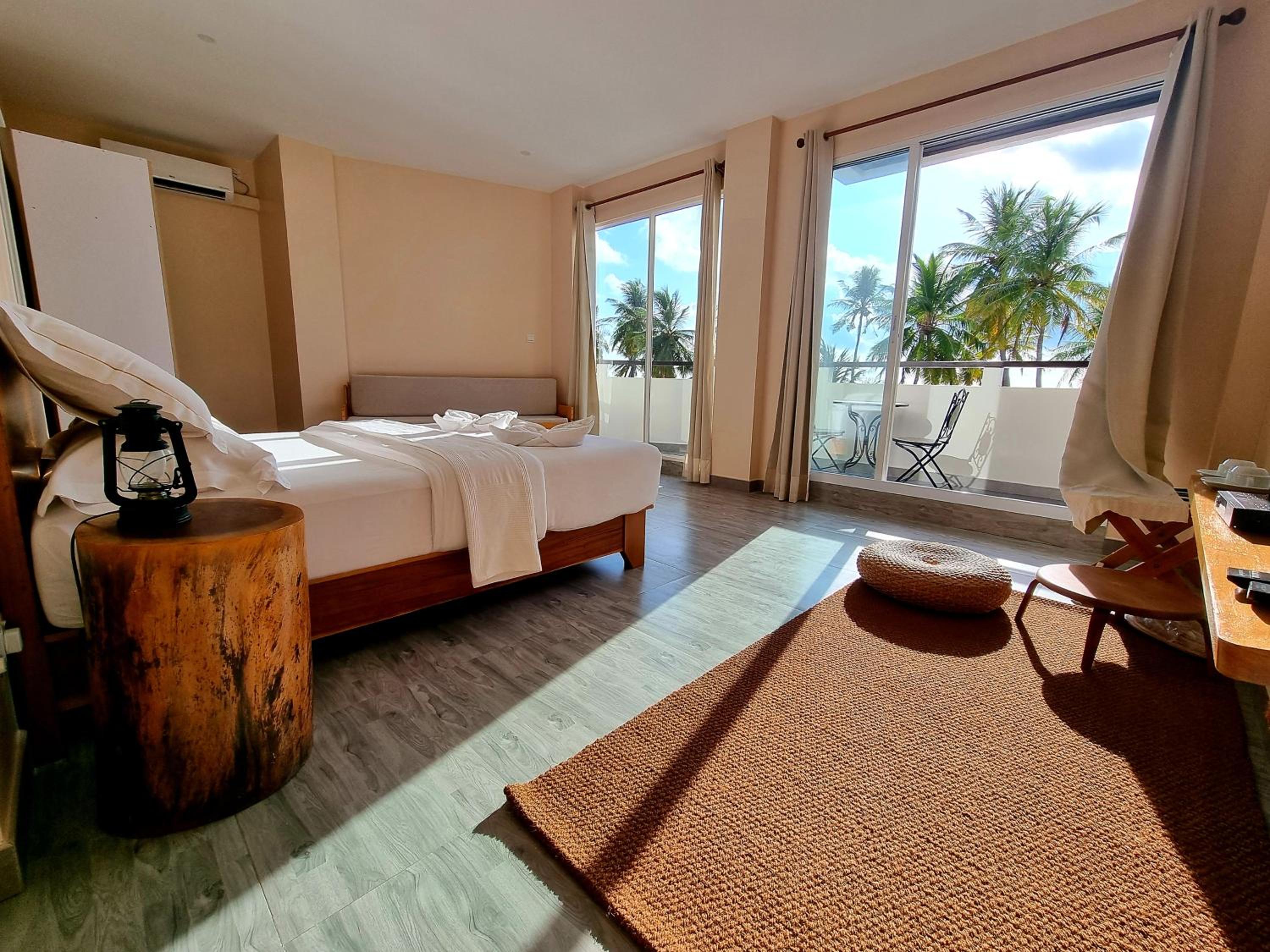 Suite with Bath Tub, Balcony and Sea View - Photo 6
