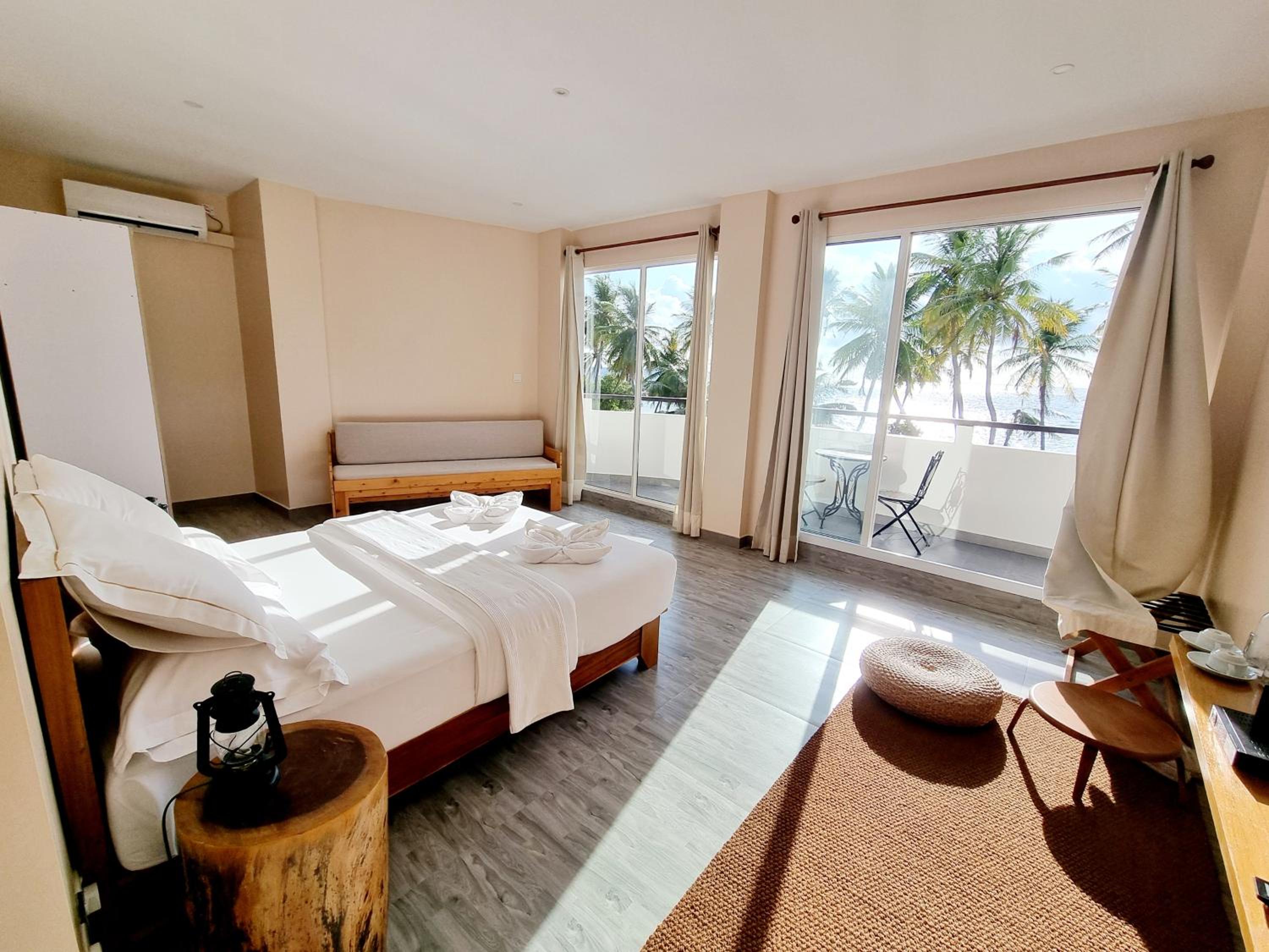 Suite with Bath Tub, Balcony and Sea View - Photo 1