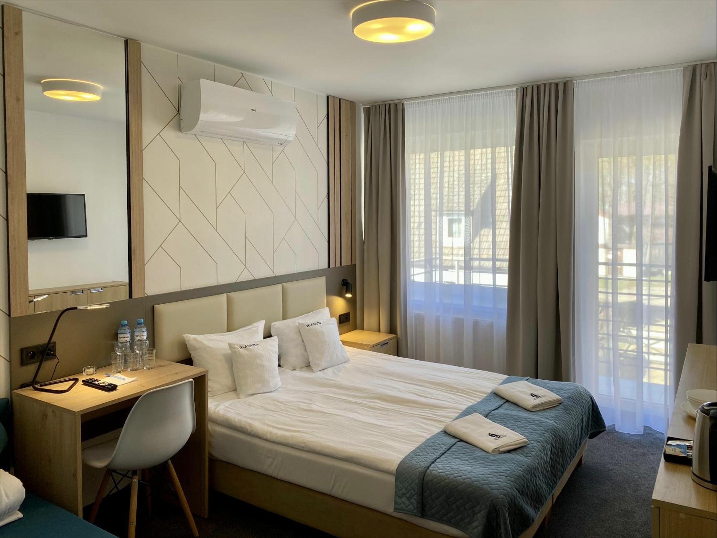 Double Room with Balcony (2 Adults + 1 Child) photo 1