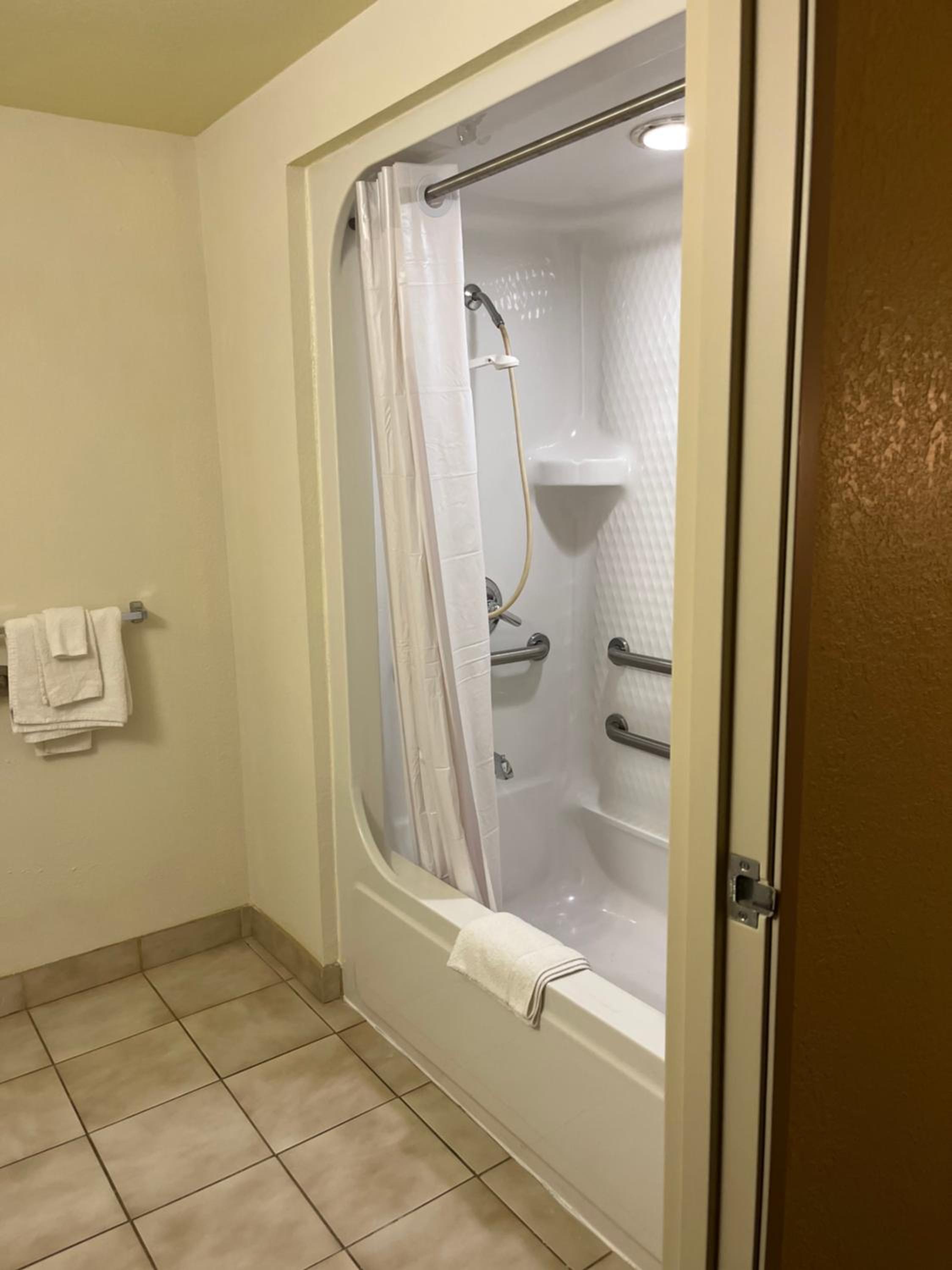 1 King Bed, Mobility Accessible Room, Bathtub w/ Grab Bars, Non-Smoking photo 2