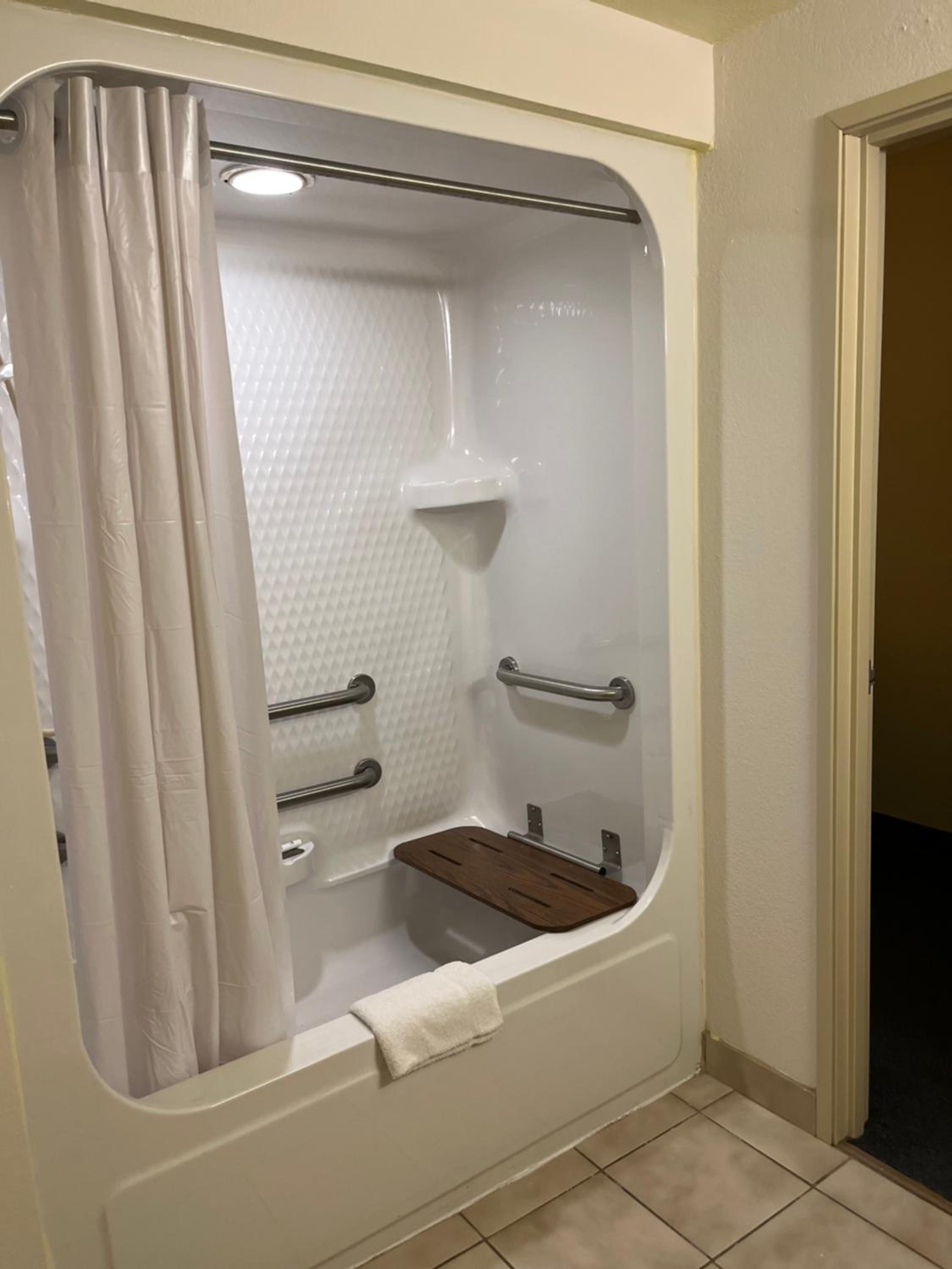 1 King Bed, Mobility Accessible Room, Bathtub w/ Grab Bars, Non-Smoking photo 3