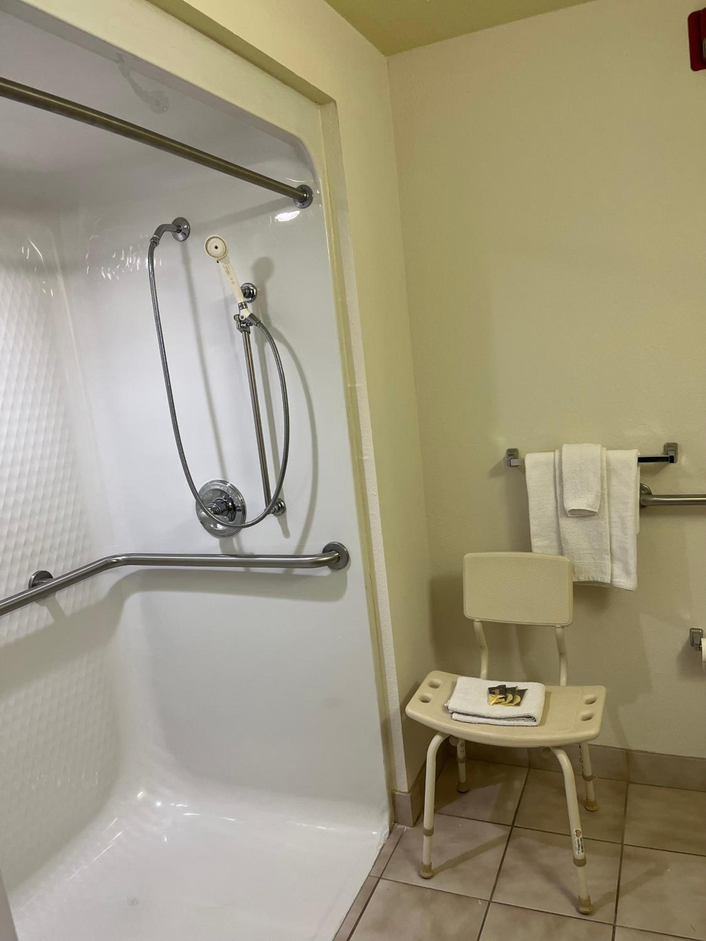 King Room with Roll-In Shower - Mobility Access/Non-Smoking photo 2