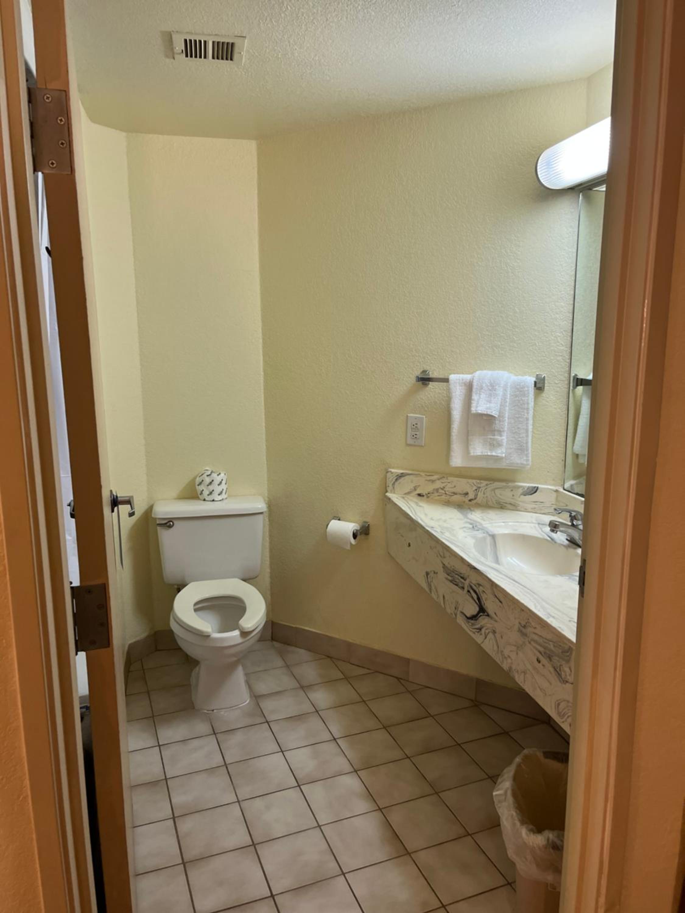 King Room - Non-Smoking photo 2