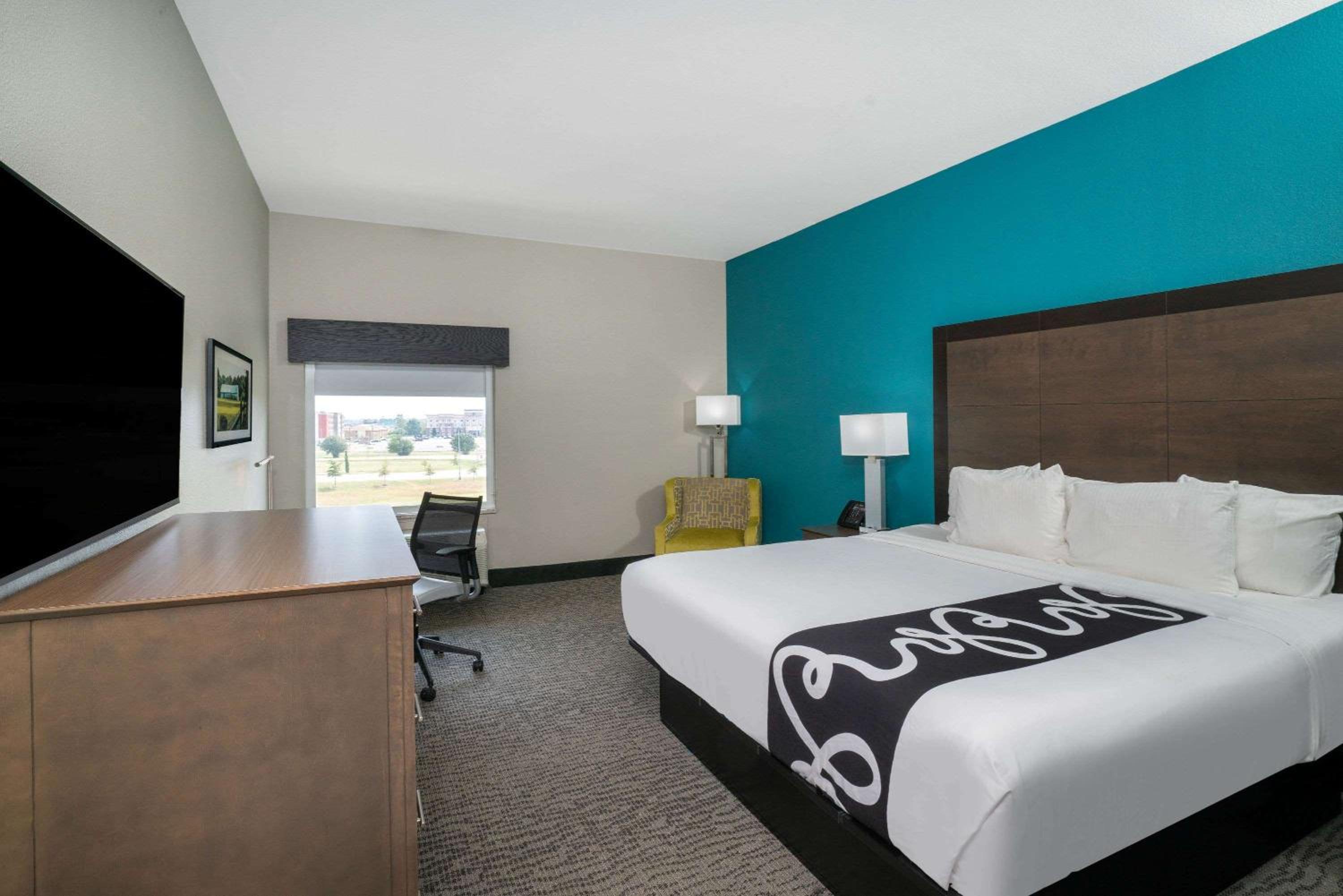 King Room - Non-Smoking - Photo 1