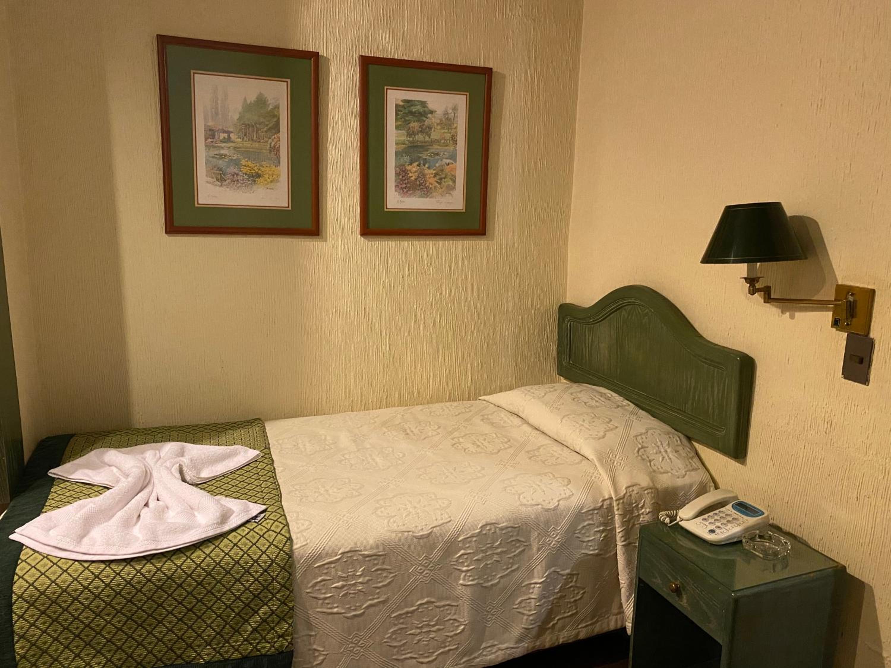 Single Room with Private Bathroom photo 1