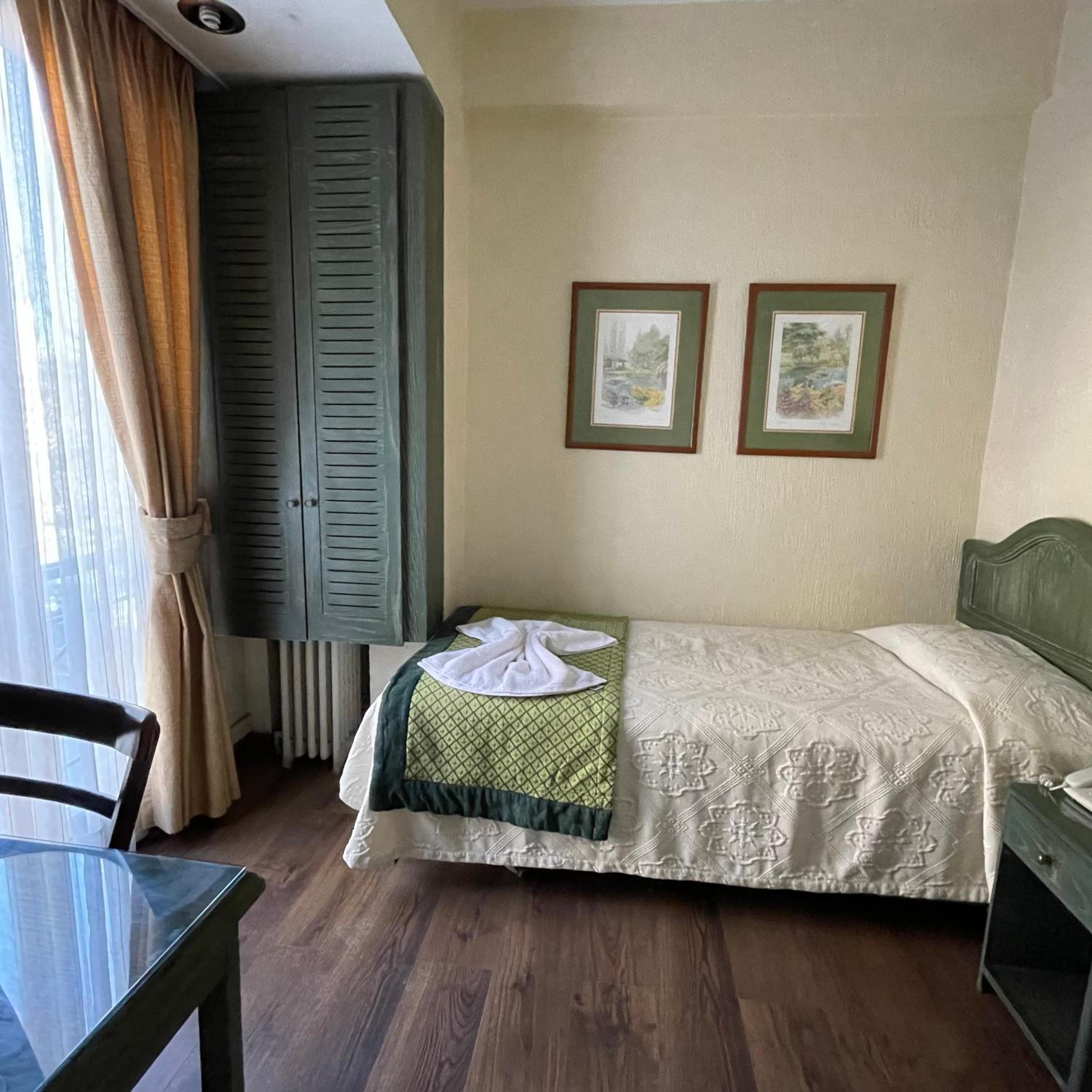 Single Room with Private Bathroom photo 3