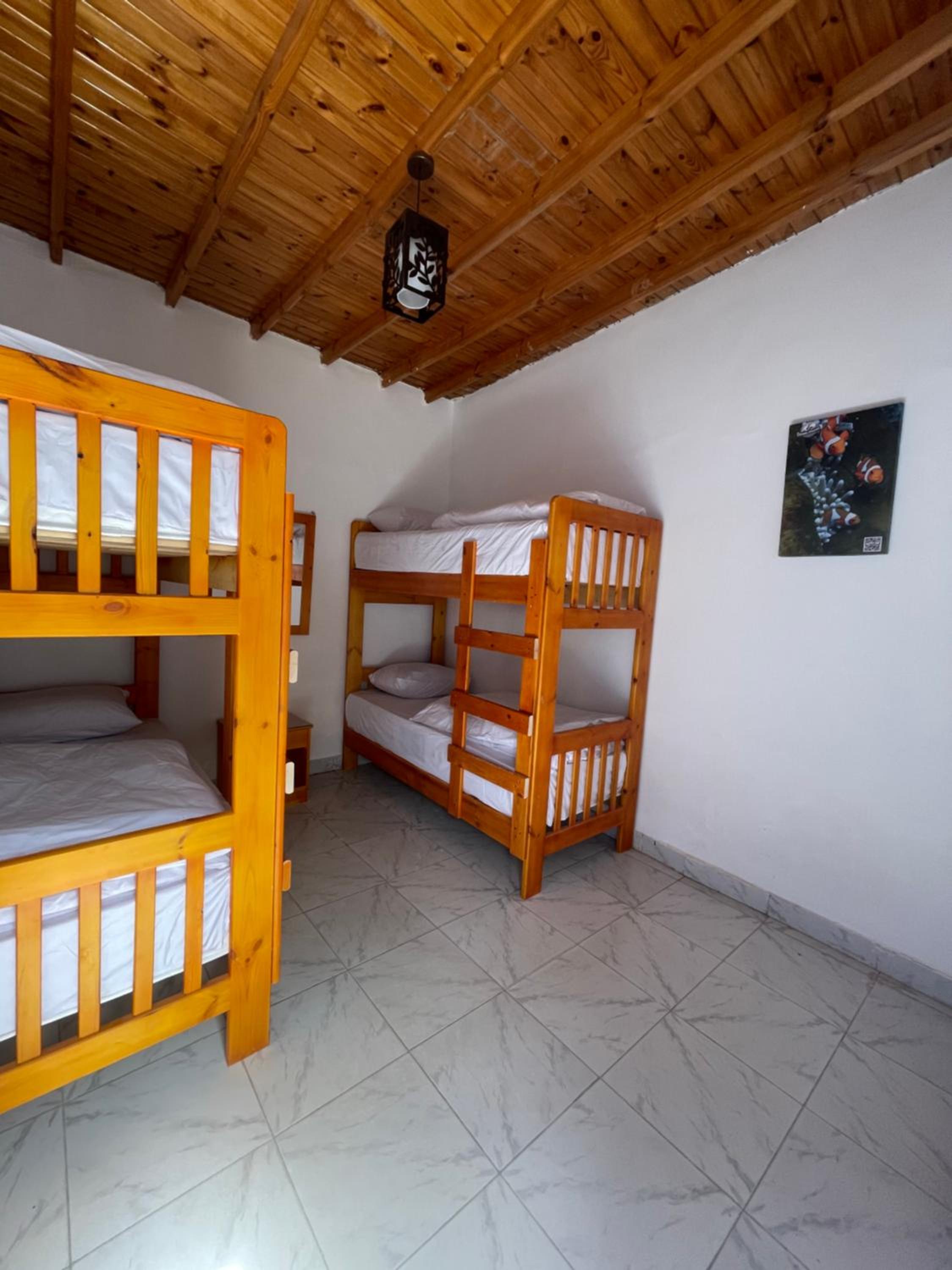 Quadruple Room with Private Bathroom - Photo 6