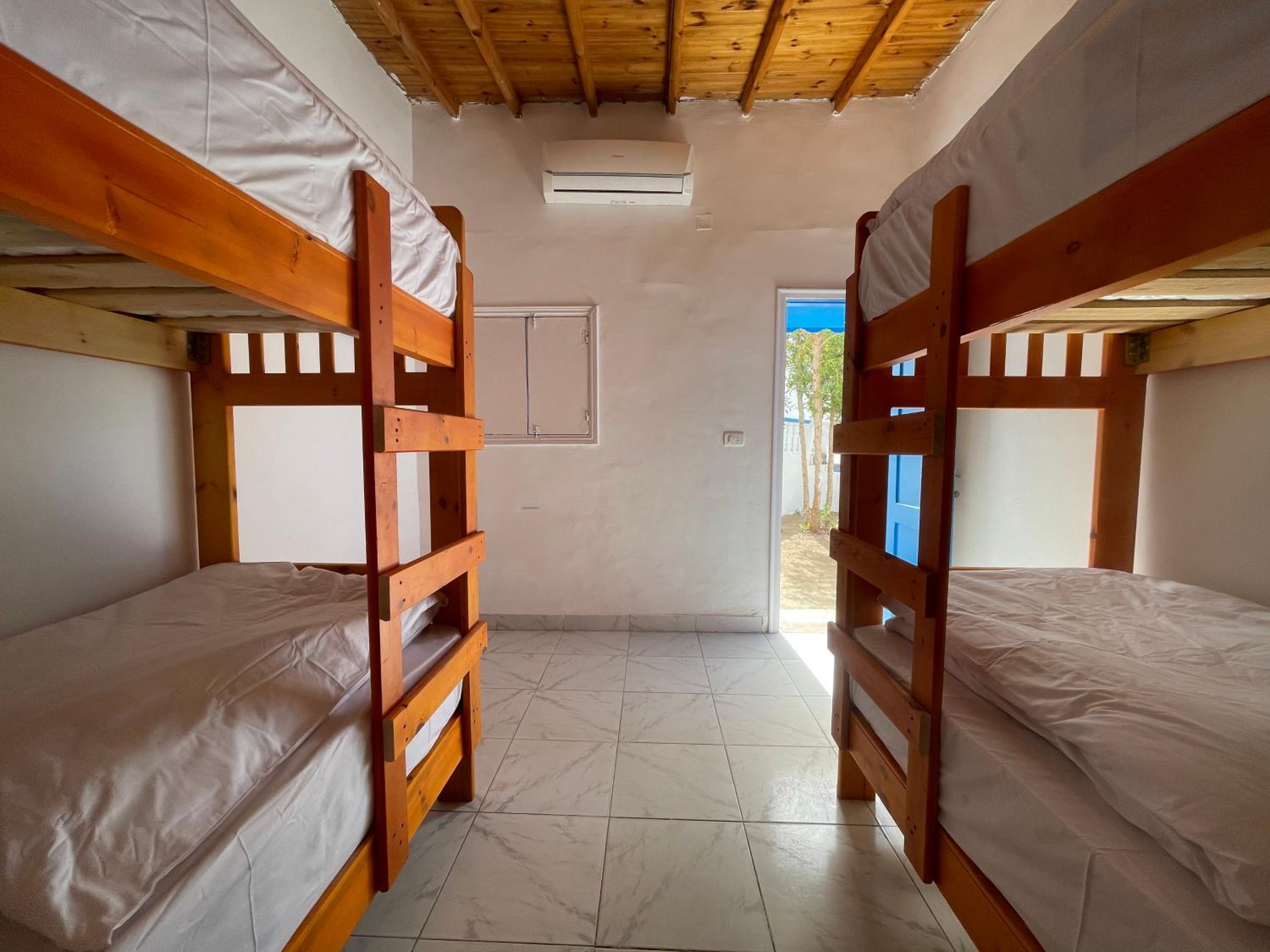 Quadruple Room with Private Bathroom - Photo 4