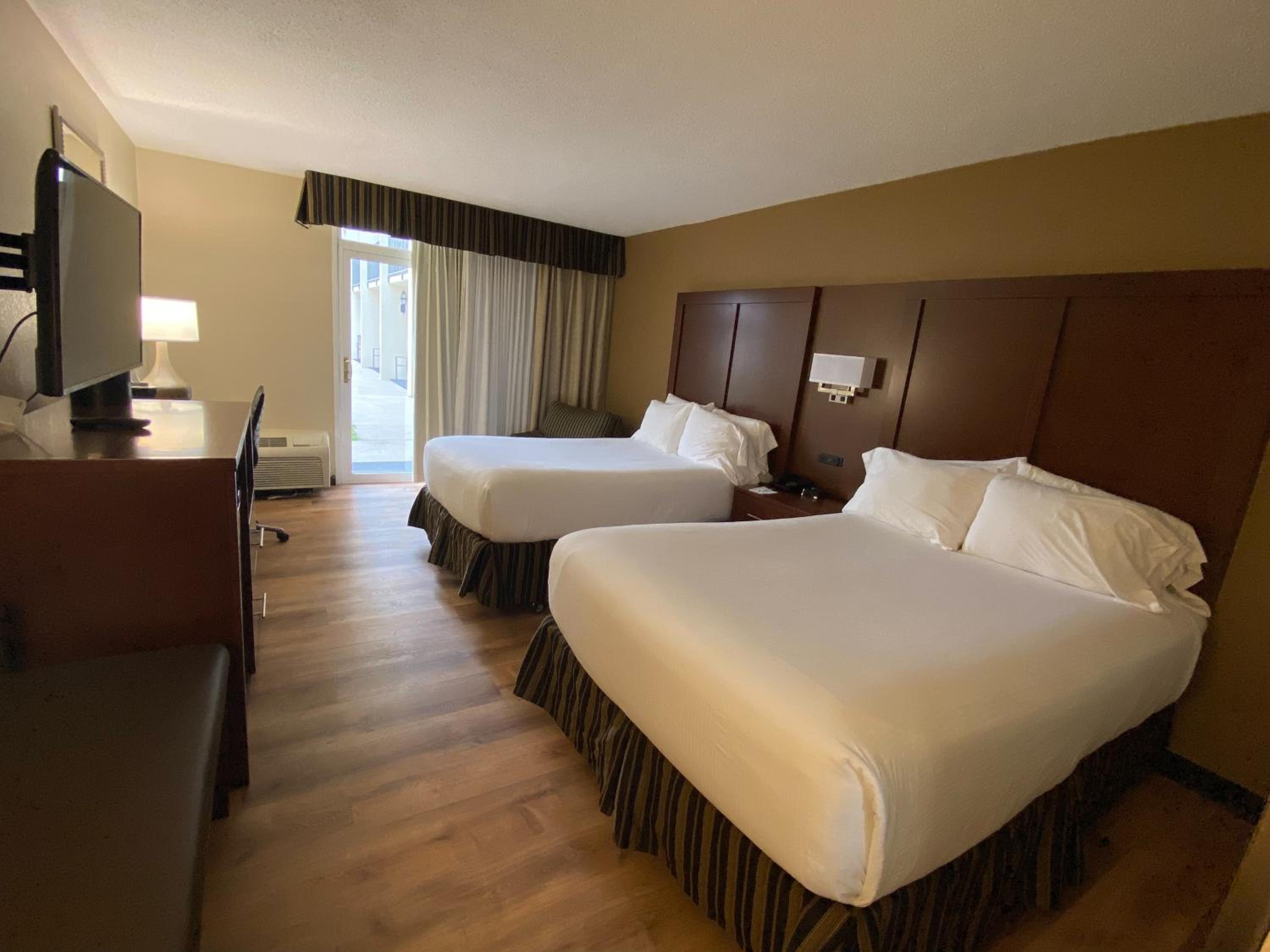 Two Double Beds - Non Smoking - Photo 4