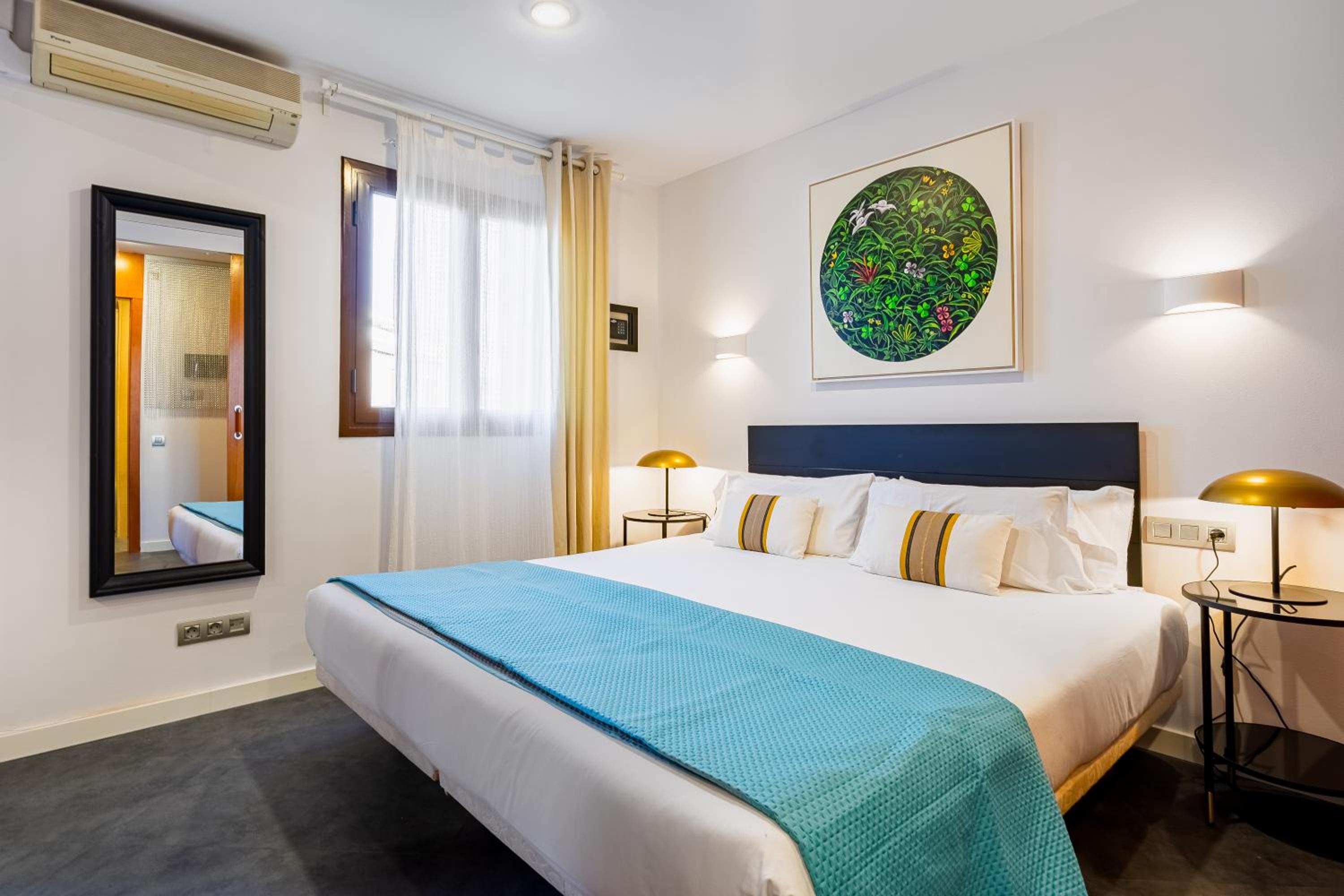 One-Bedroom Apartment with Balcony photo 2
