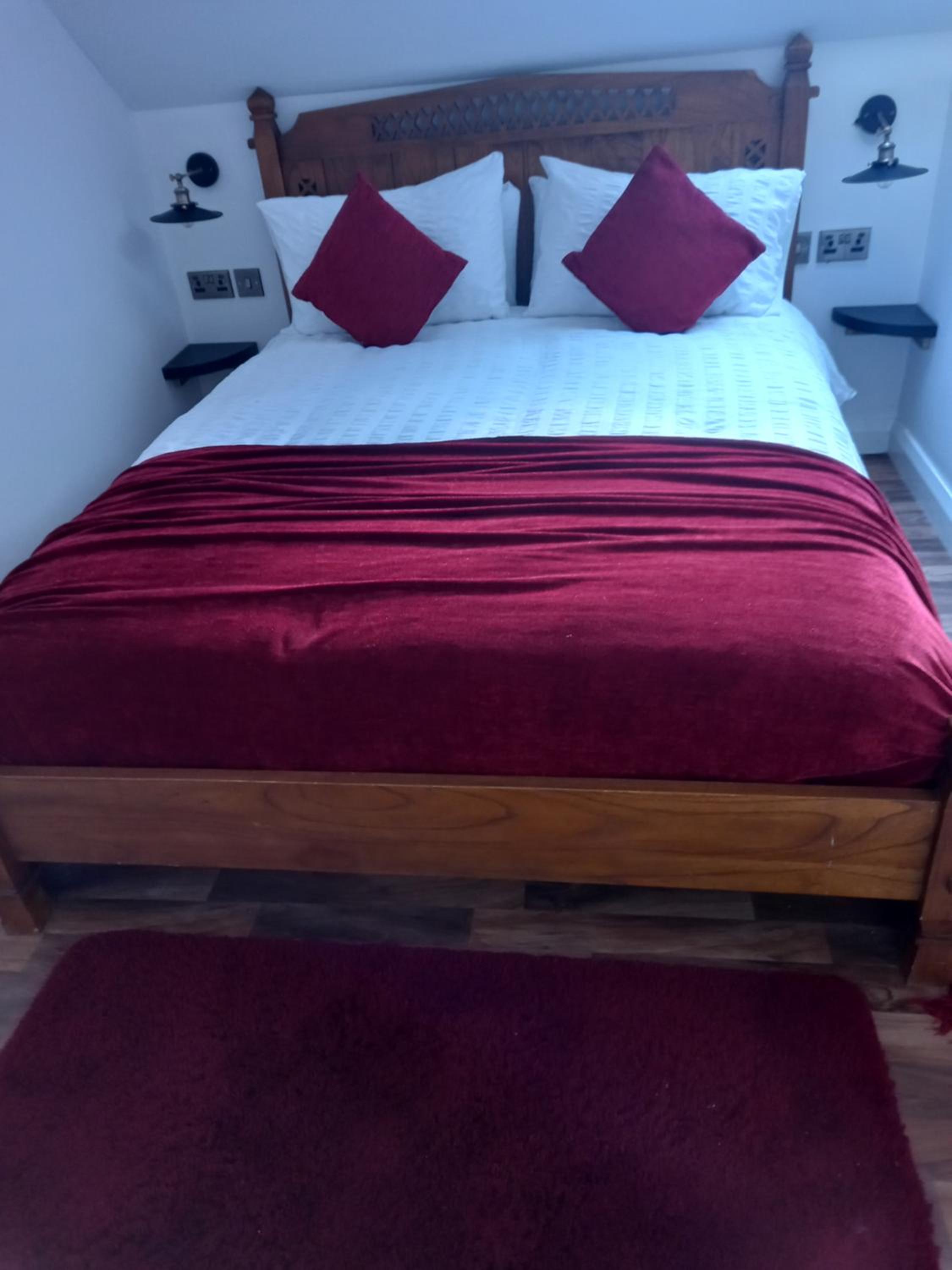 One-Bedroom Apartment photo 1