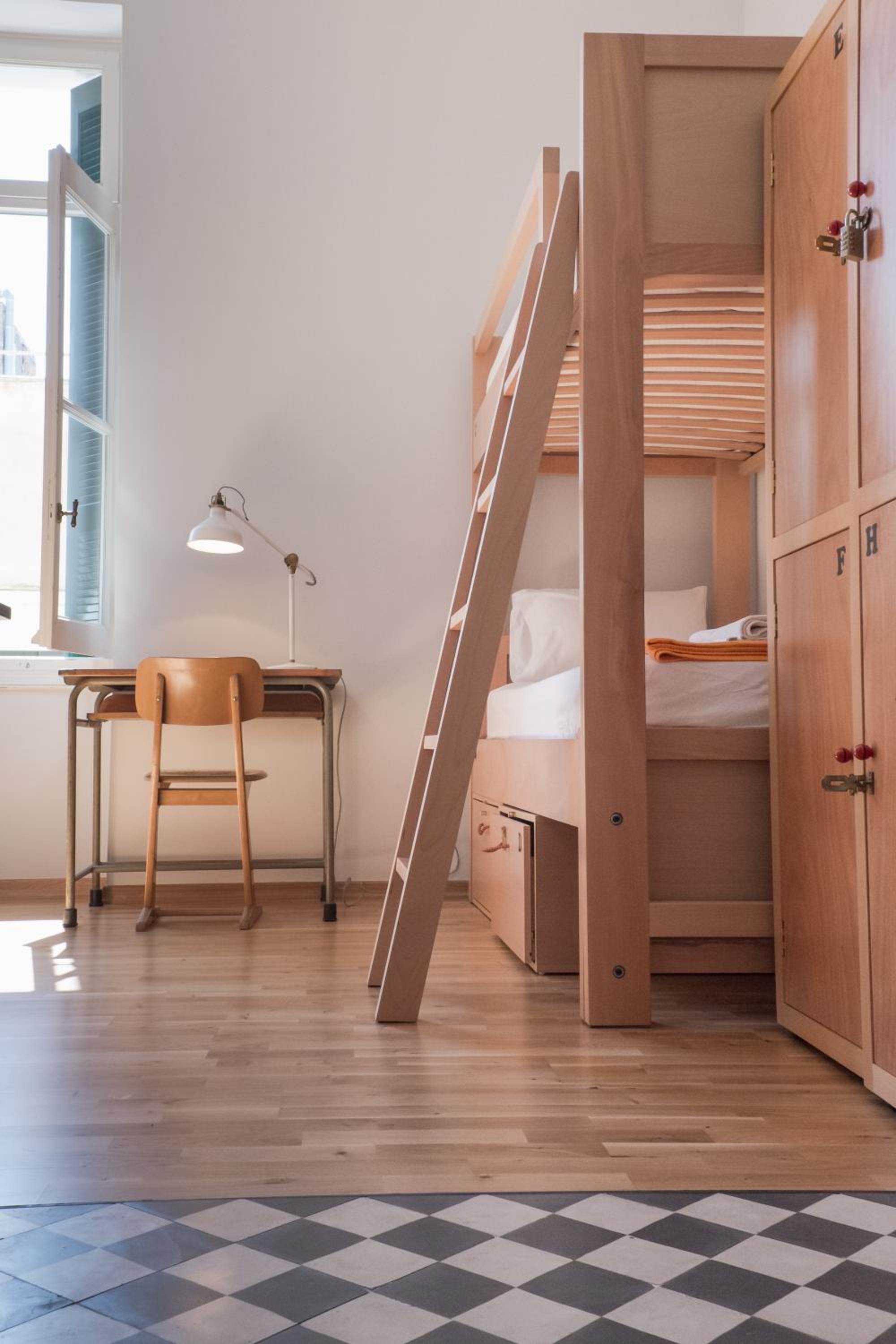 Single Bed in 6-Bed Mixed Dormitory Room photo 1