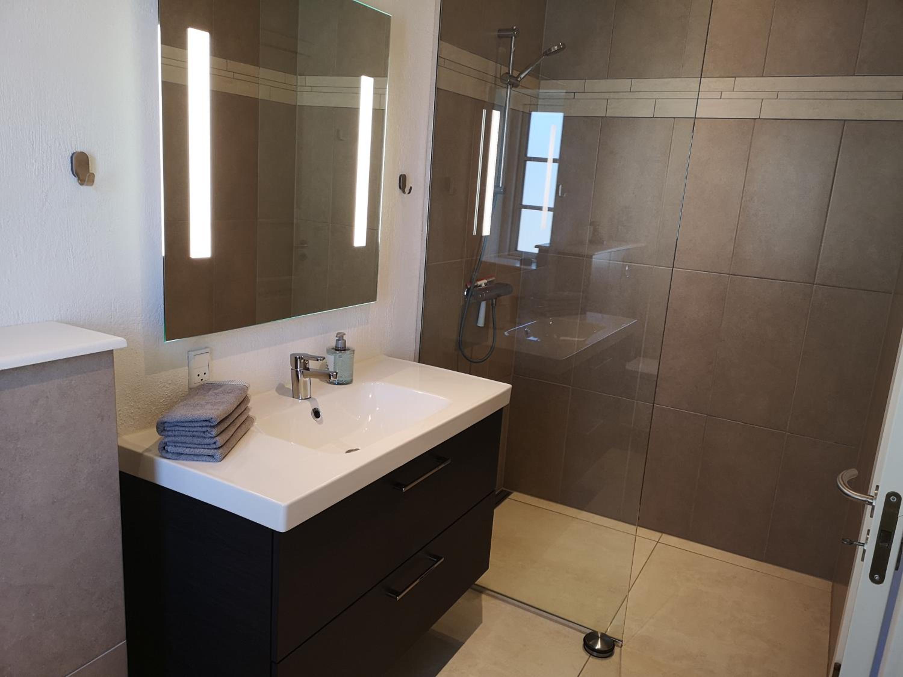 Twin Room with Private Bathroom - Photo 10