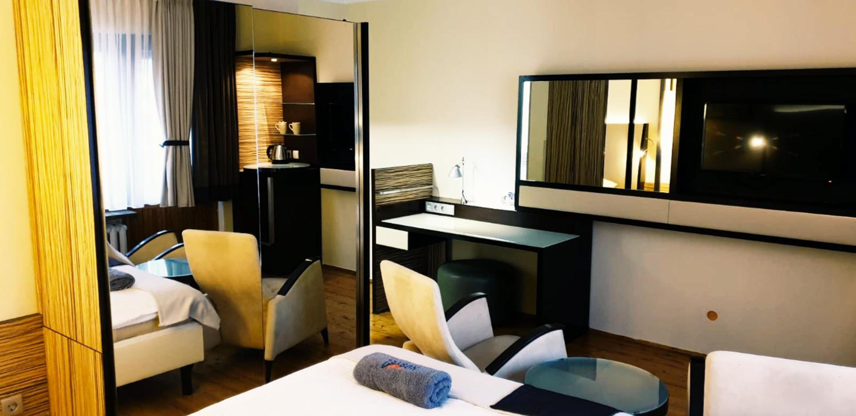 Deluxe King Room - Photo 12
