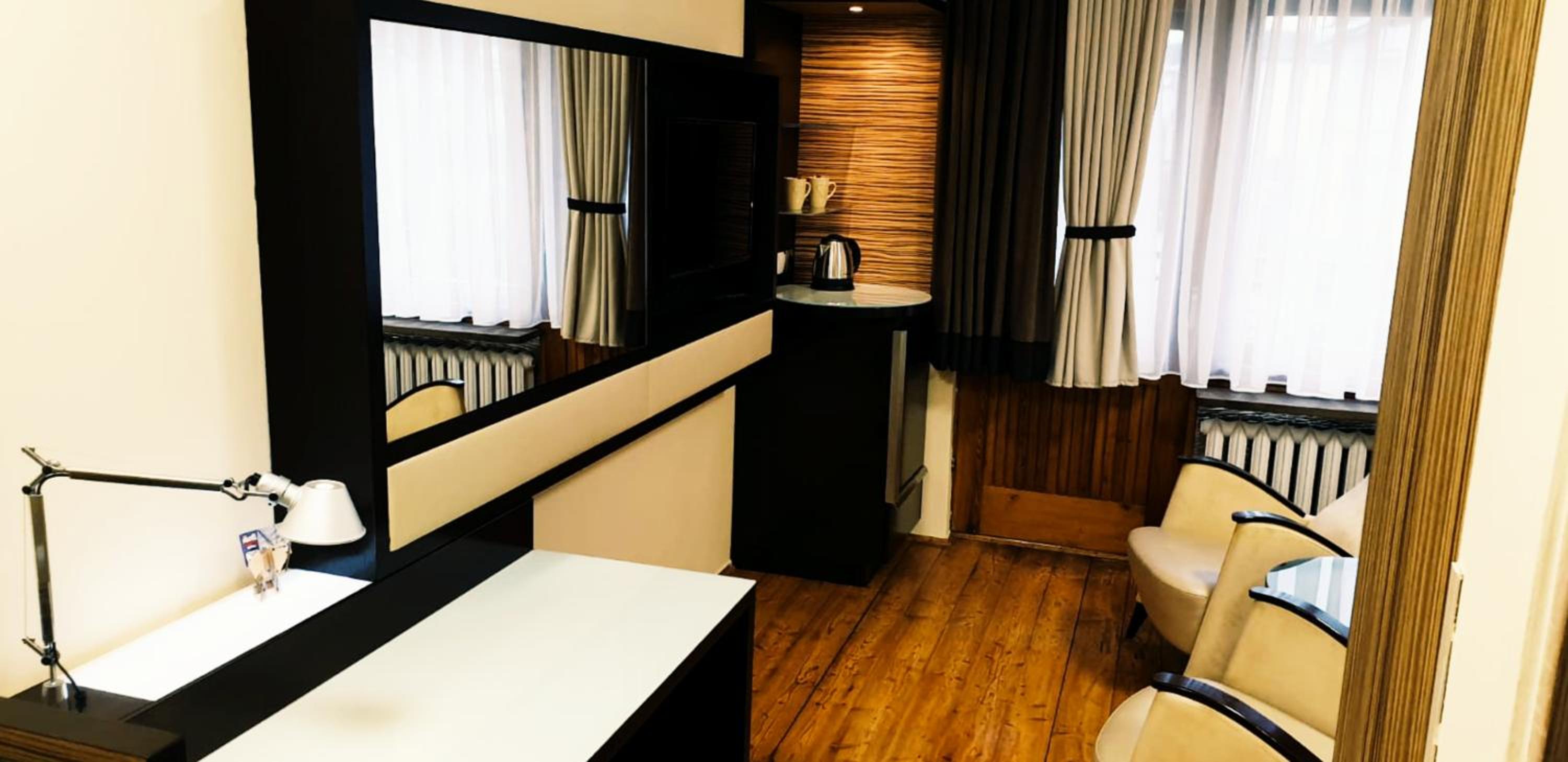 Deluxe King Room - Photo 2