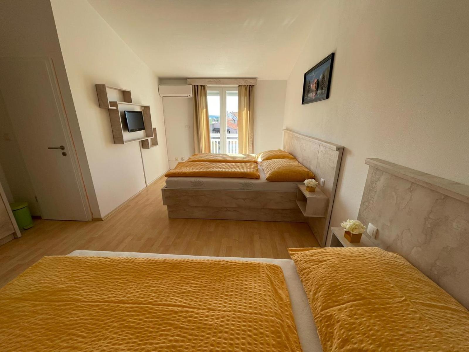 Triple Room with Balcony - Photo 5