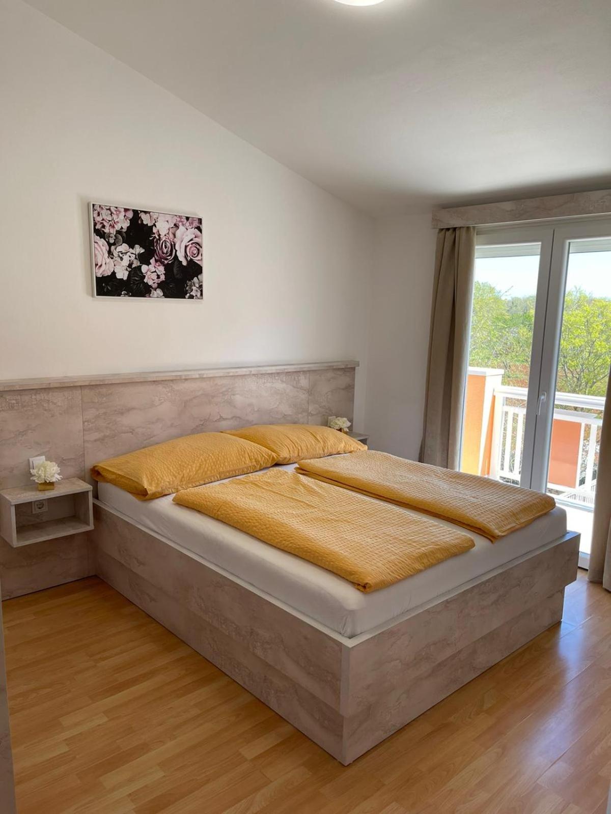 Double Room with Balcony - Photo 1
