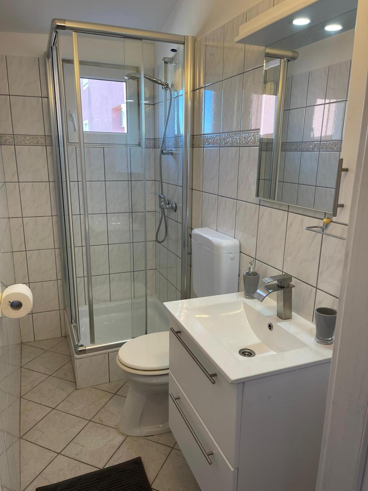 Double Room with Balcony - Photo 3