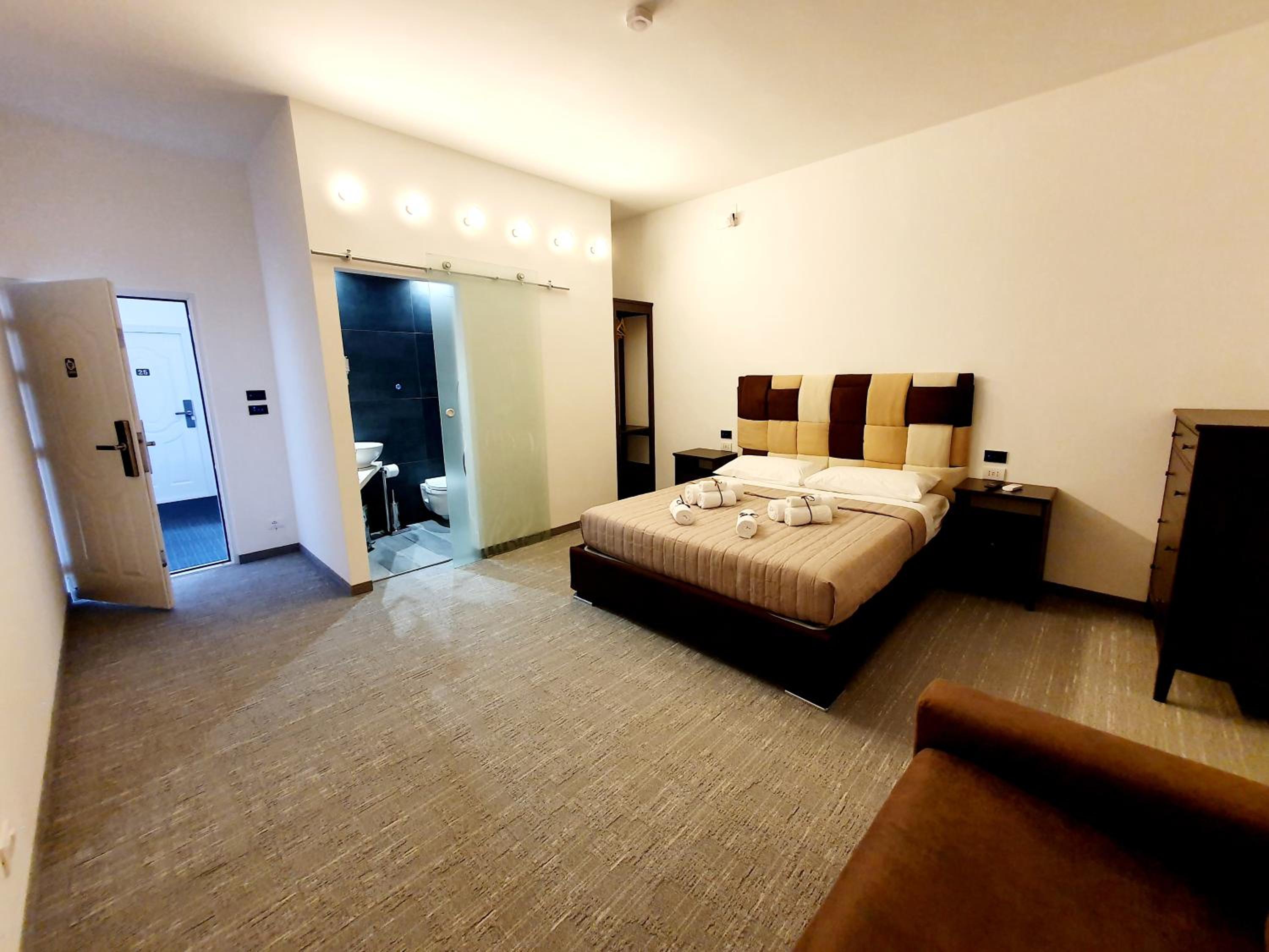 Triple Room with Bathroom - Photo 10