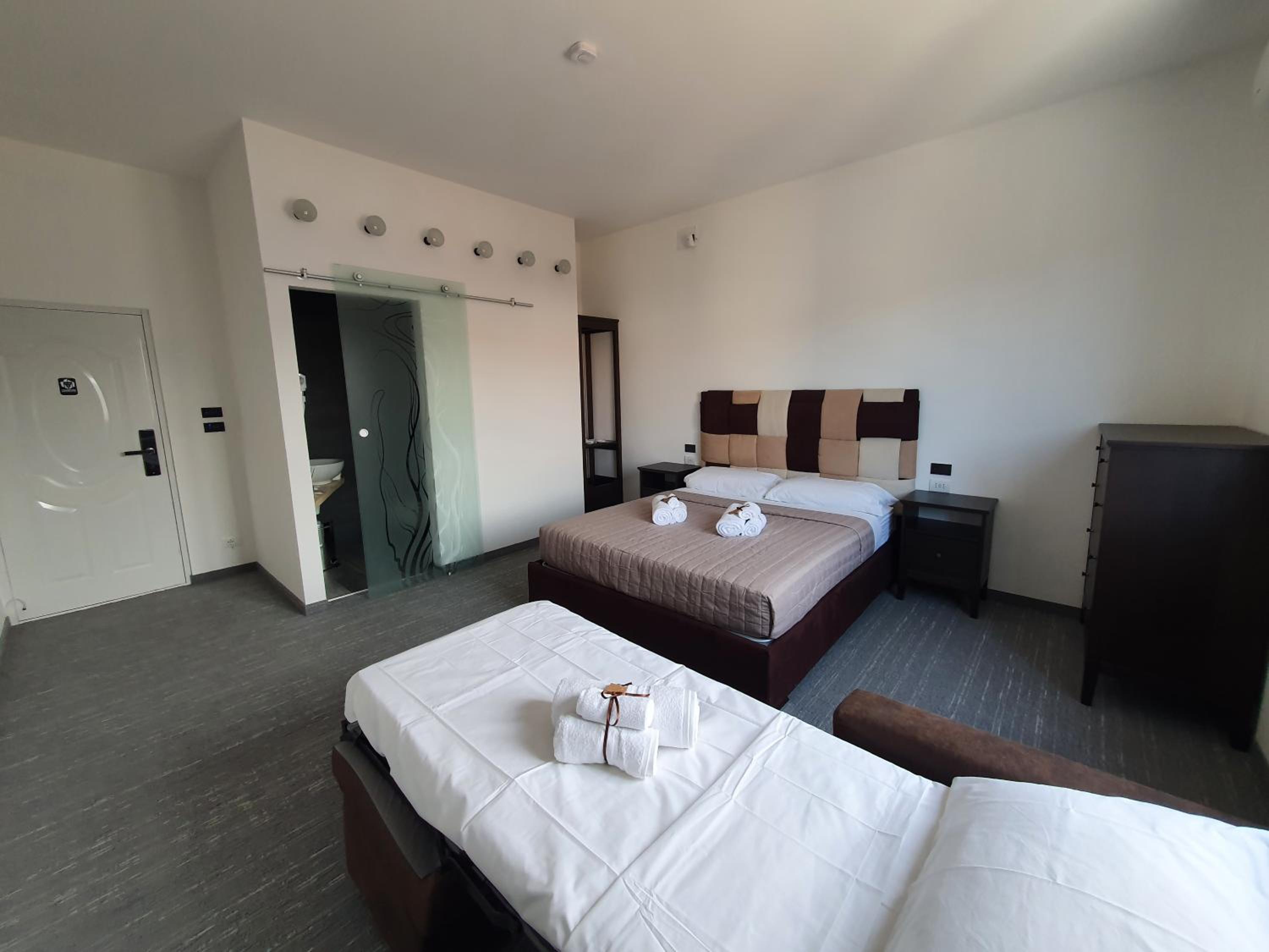 Triple Room with Bathroom - Photo 9