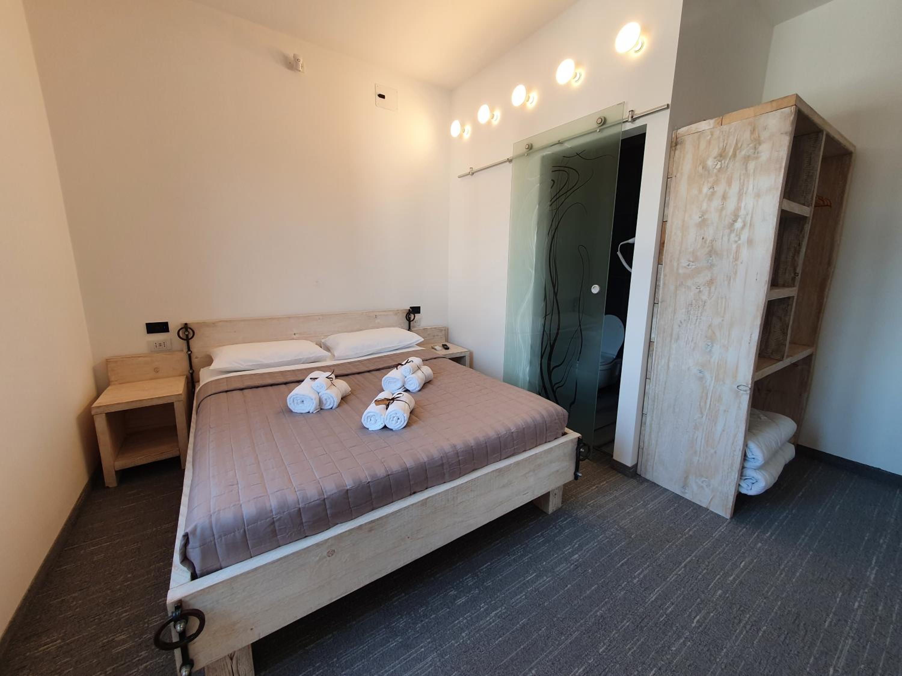 Double Room with Private Bathroom - Photo 14