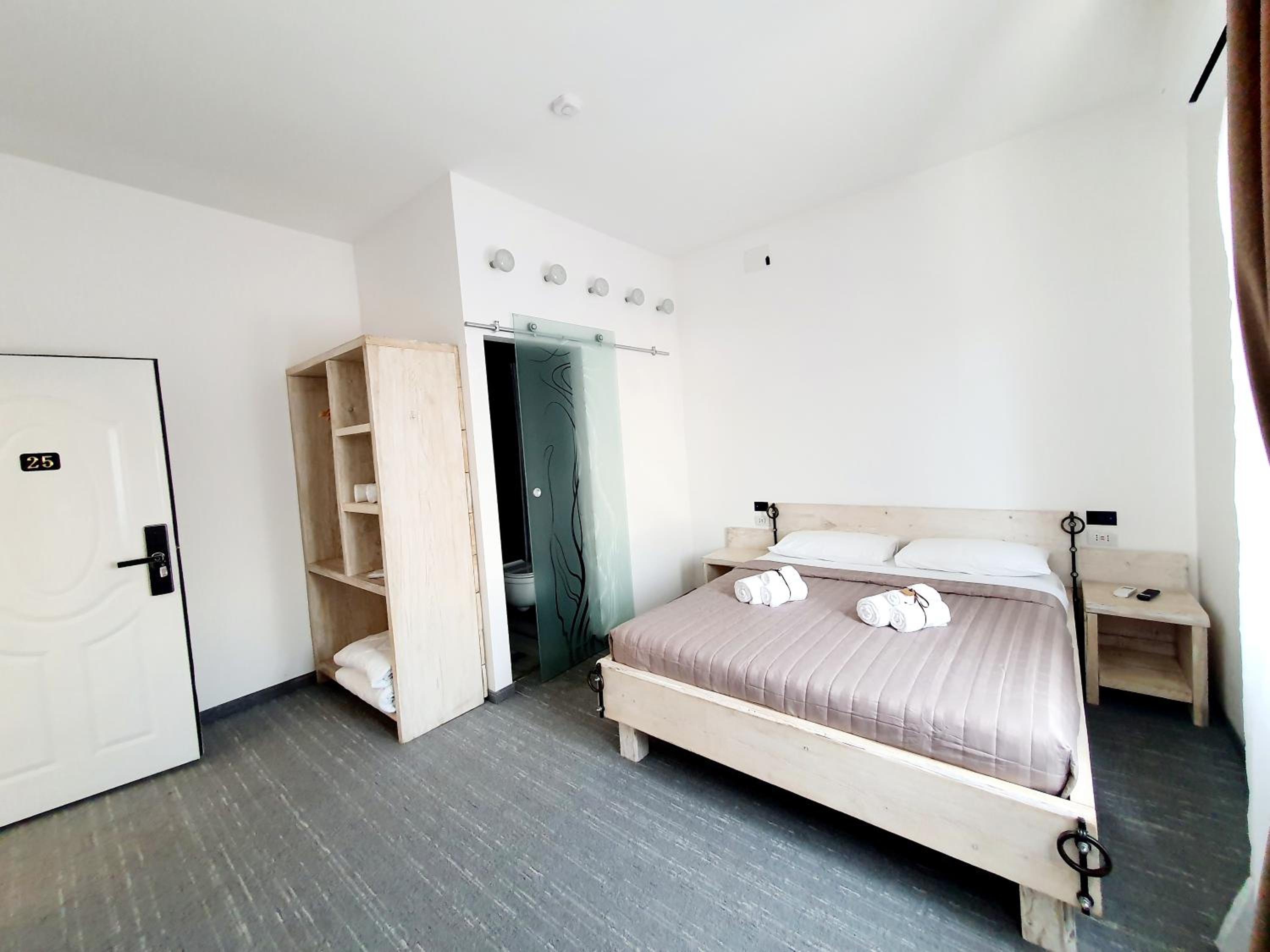 Double Room with Private Bathroom - Photo 16