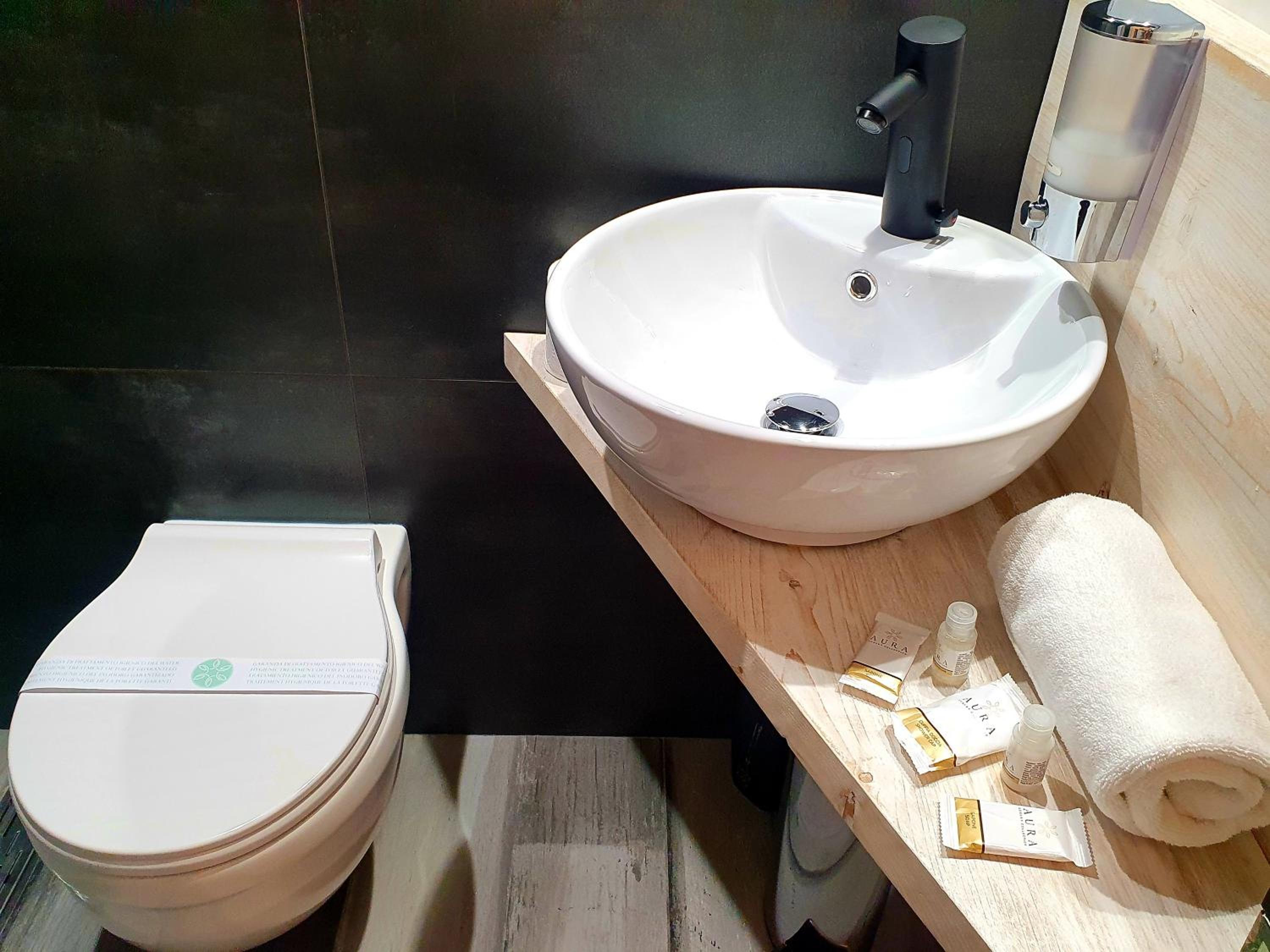 Double Room with Private Bathroom - Photo 15