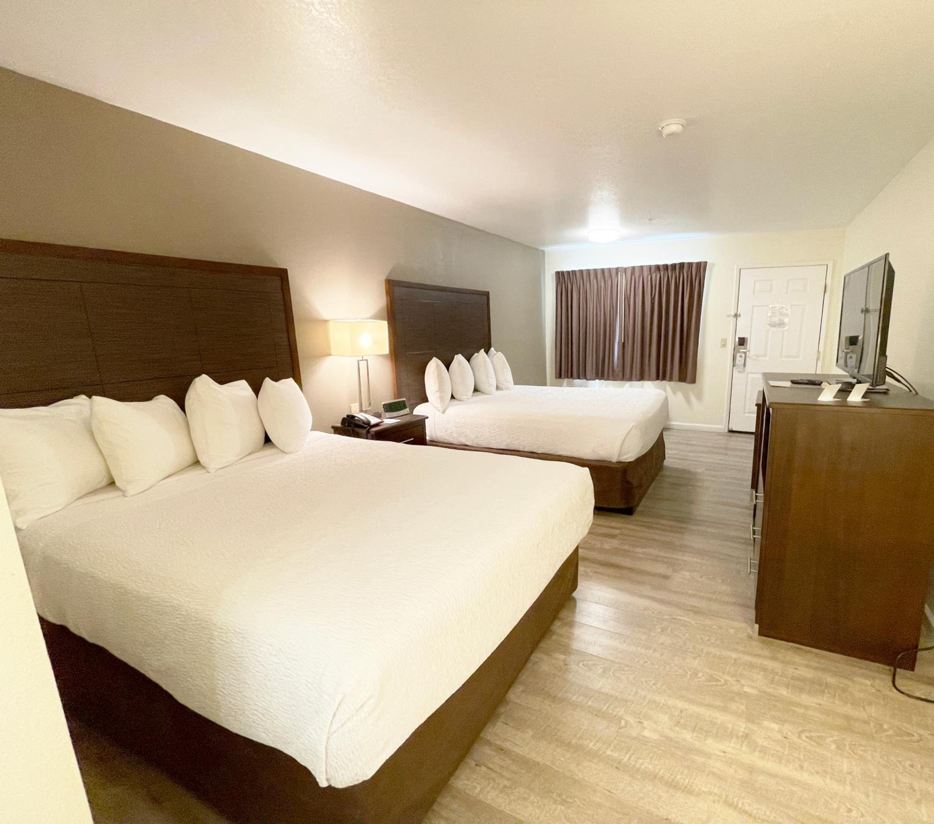 Queen Room with Two Queen Beds - Non-Smoking - Photo 1
