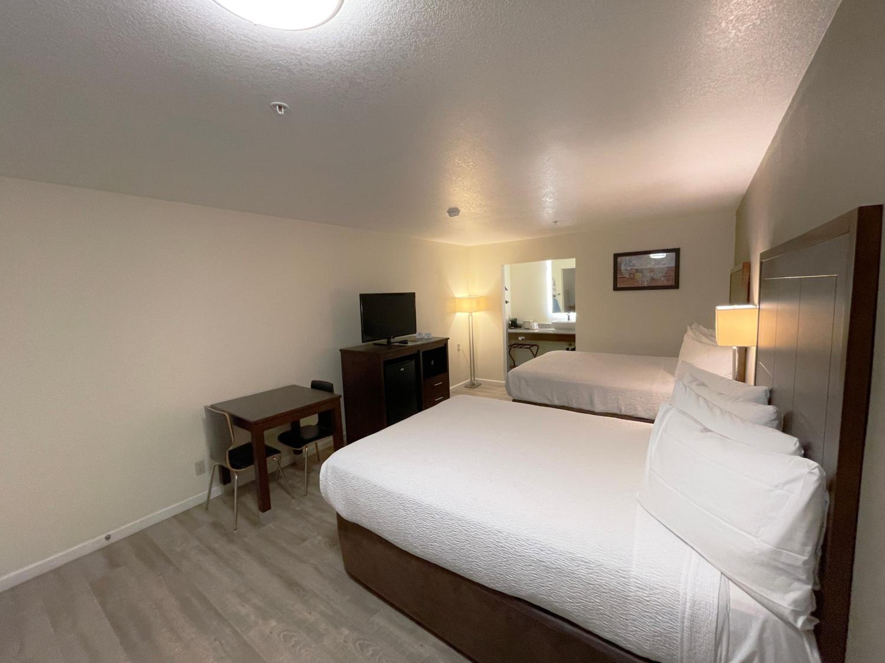 Queen Room with Two Queen Beds - Non-Smoking - Photo 2