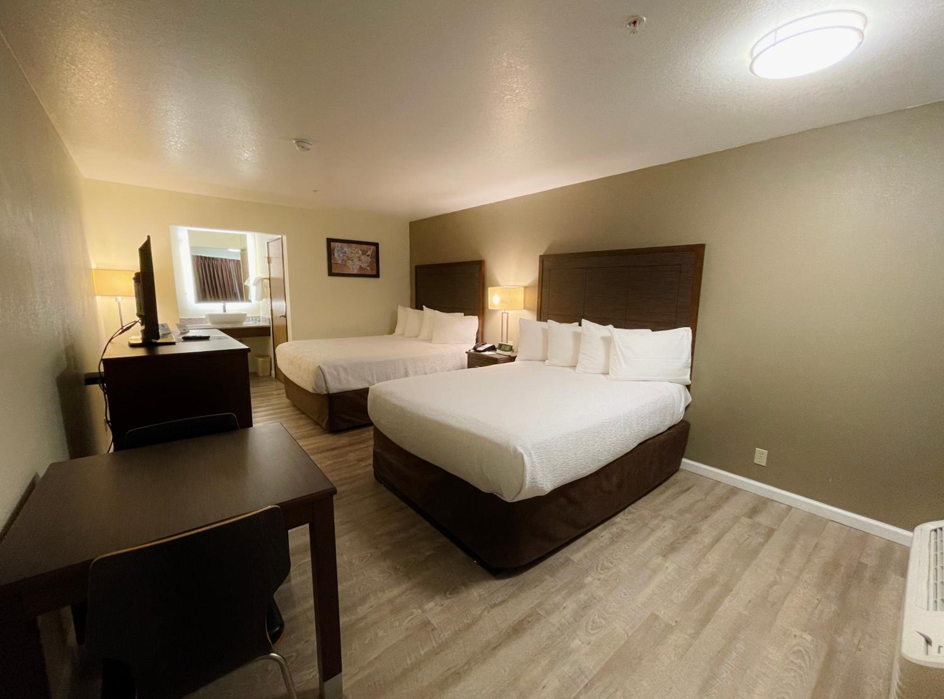 Queen Room with Two Queen Beds - Non-Smoking - Photo 7